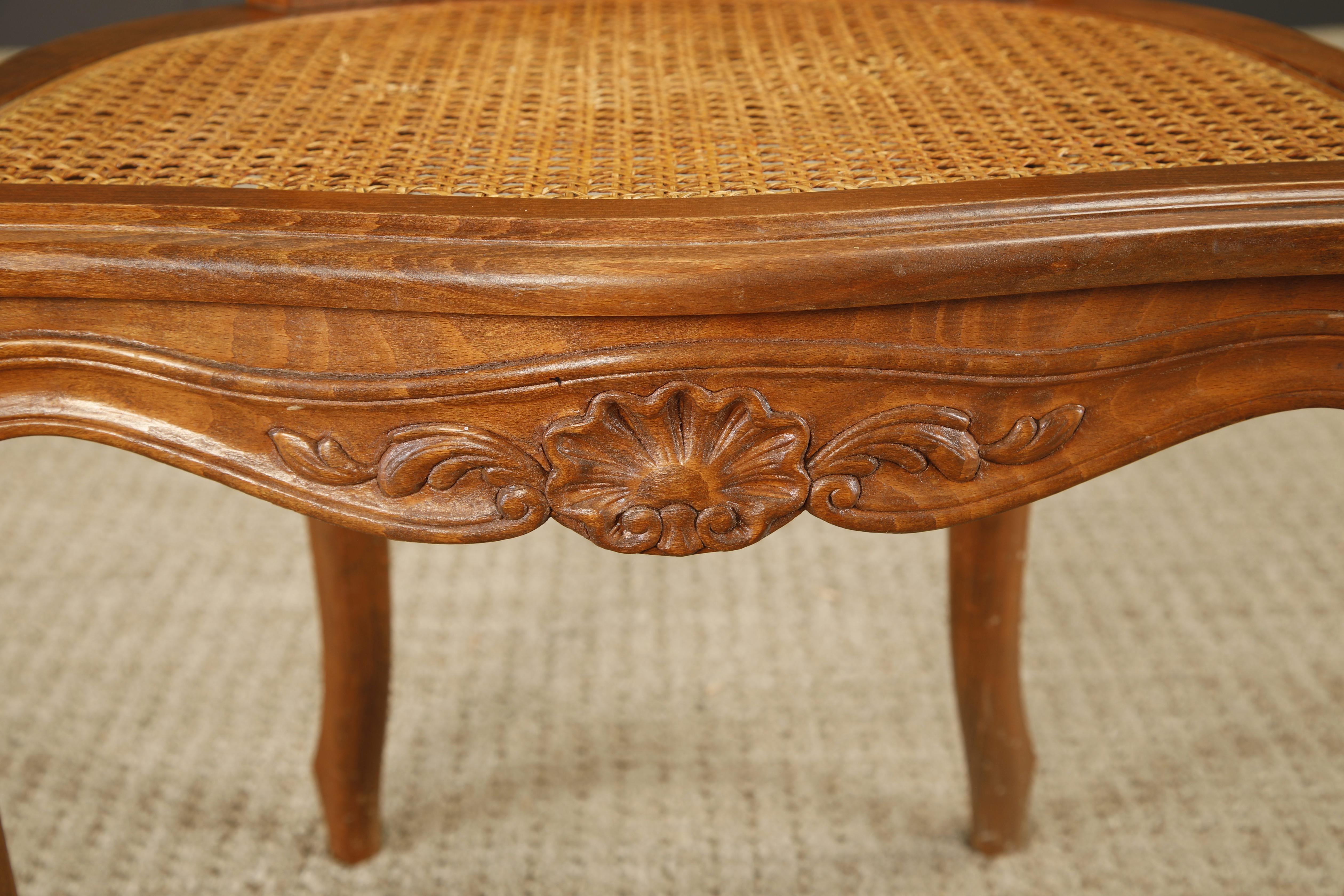Coppia di antiche sedie laterali in legno di noce in stile Louis XV, Francia, XIX secolo in vendita 8