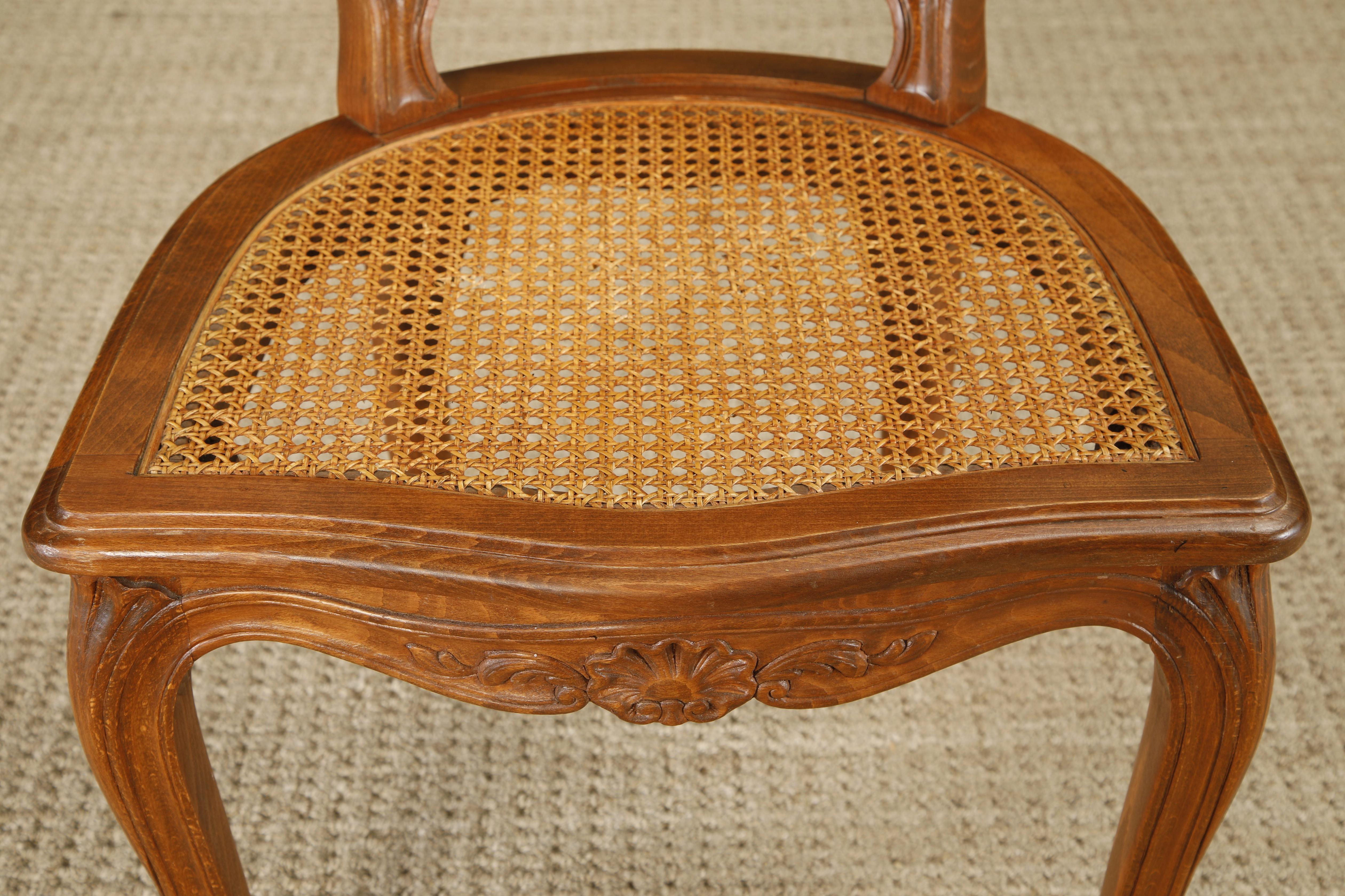 Coppia di antiche sedie laterali in legno di noce in stile Louis XV, Francia, XIX secolo in vendita 10