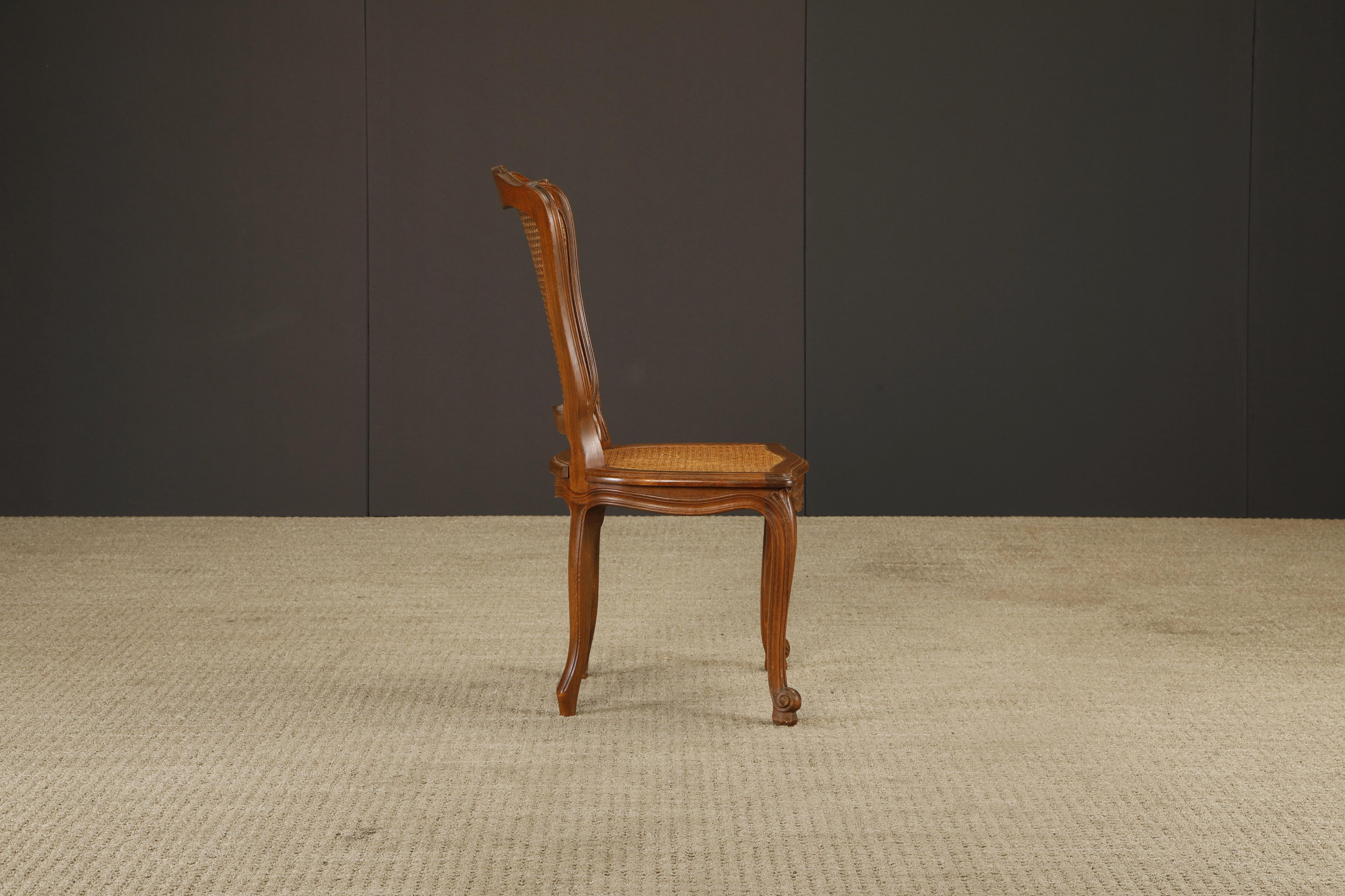Coppia di antiche sedie laterali in legno di noce in stile Louis XV, Francia, XIX secolo in vendita 11