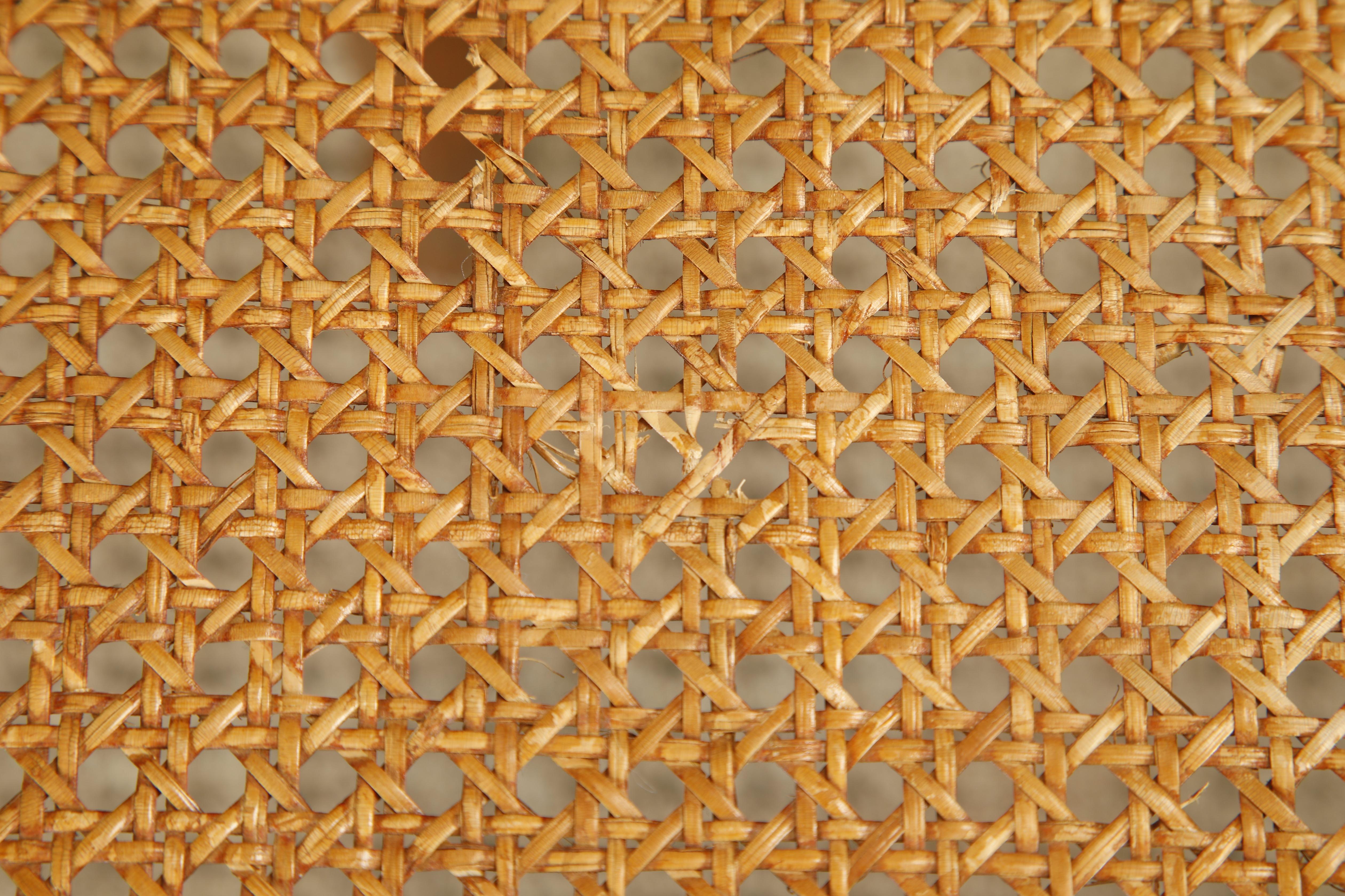 Coppia di antiche sedie laterali in legno di noce in stile Louis XV, Francia, XIX secolo in vendita 14