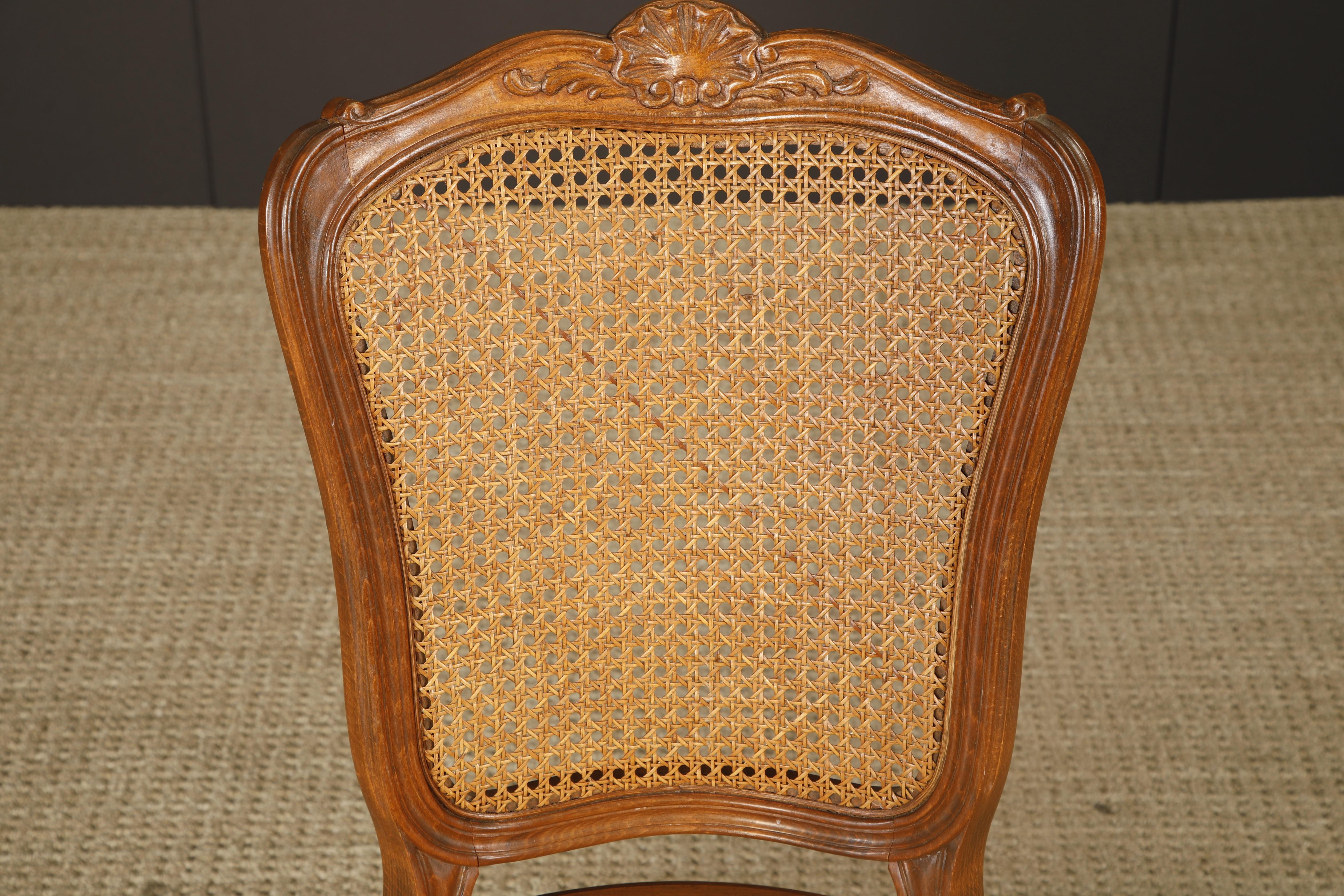 Francese Coppia di antiche sedie laterali in legno di noce in stile Louis XV, Francia, XIX secolo in vendita