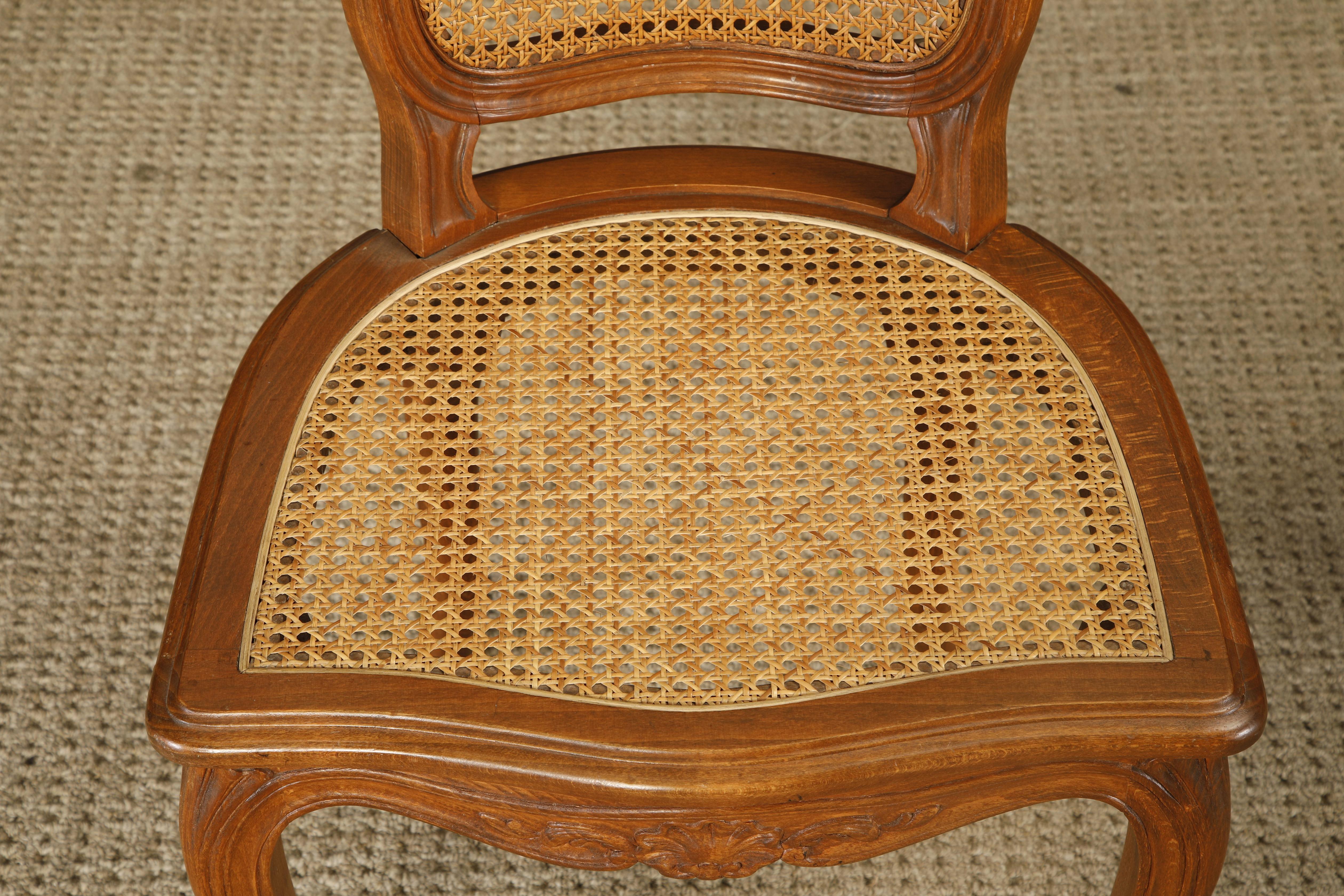 Coppia di antiche sedie laterali in legno di noce in stile Louis XV, Francia, XIX secolo In condizioni buone in vendita a Los Angeles, CA