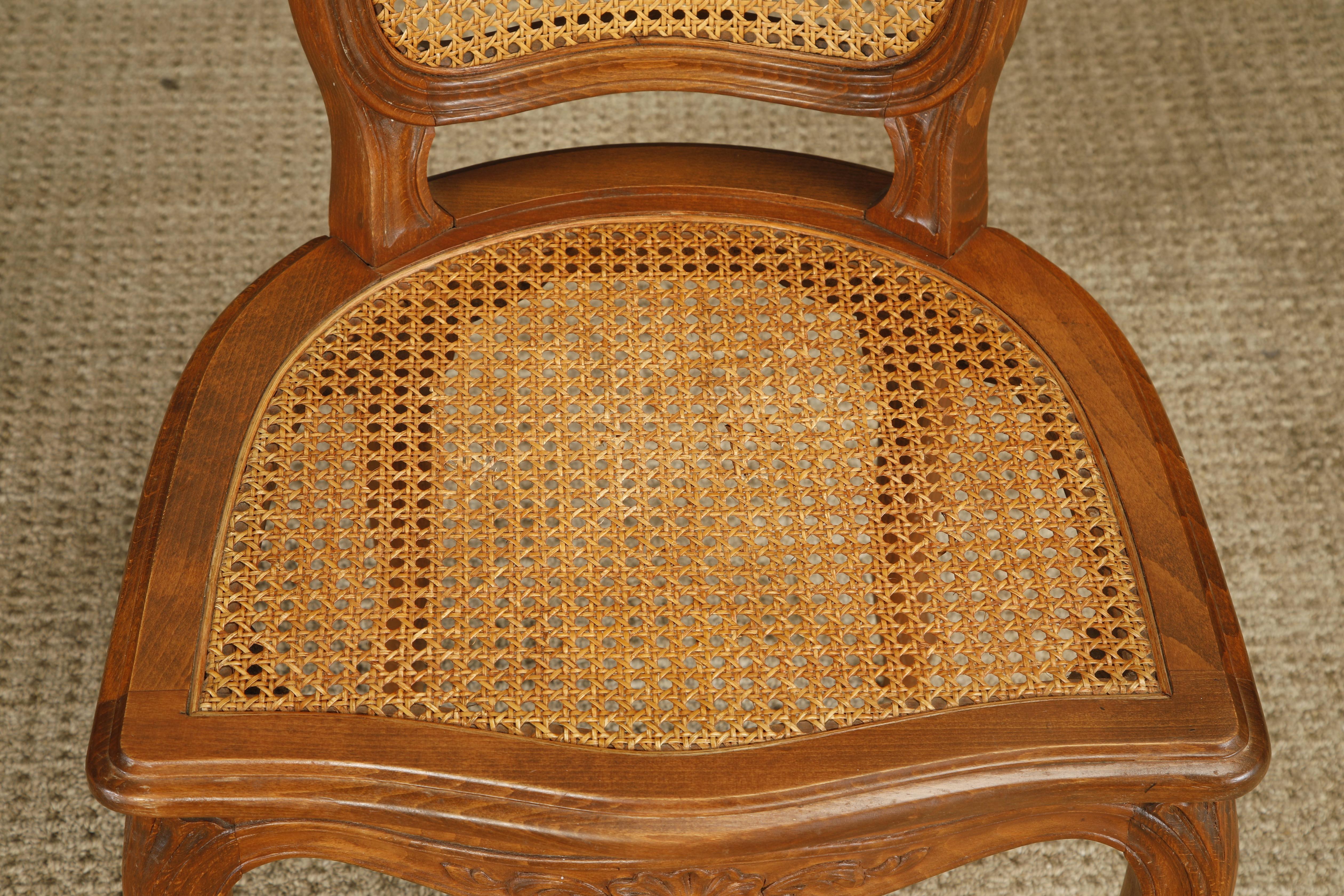 Coppia di antiche sedie laterali in legno di noce in stile Louis XV, Francia, XIX secolo in vendita 1
