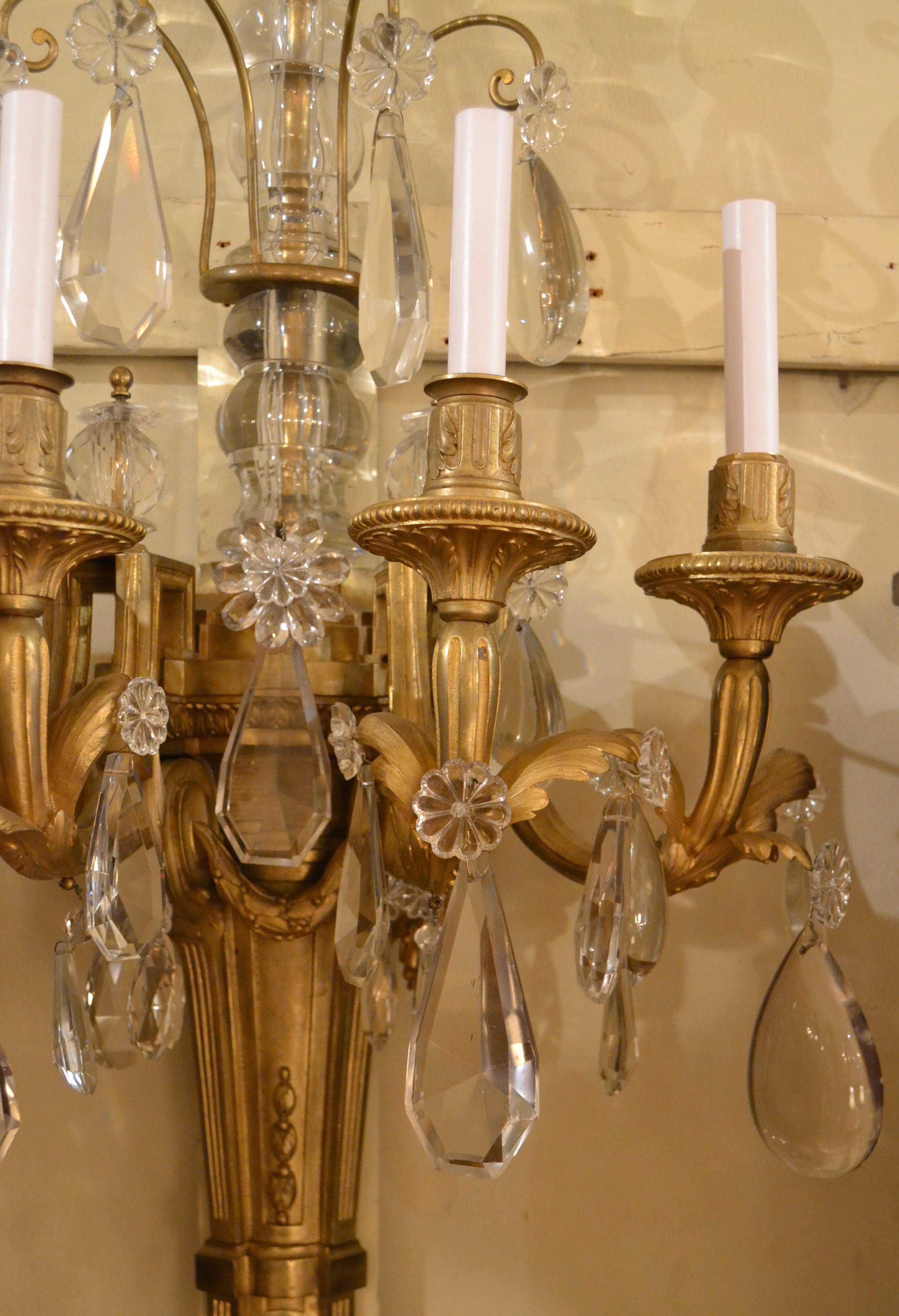 Français Paire d'appliques anciennes Louis XVI en cristal de Baccarat et bronze doré en vente