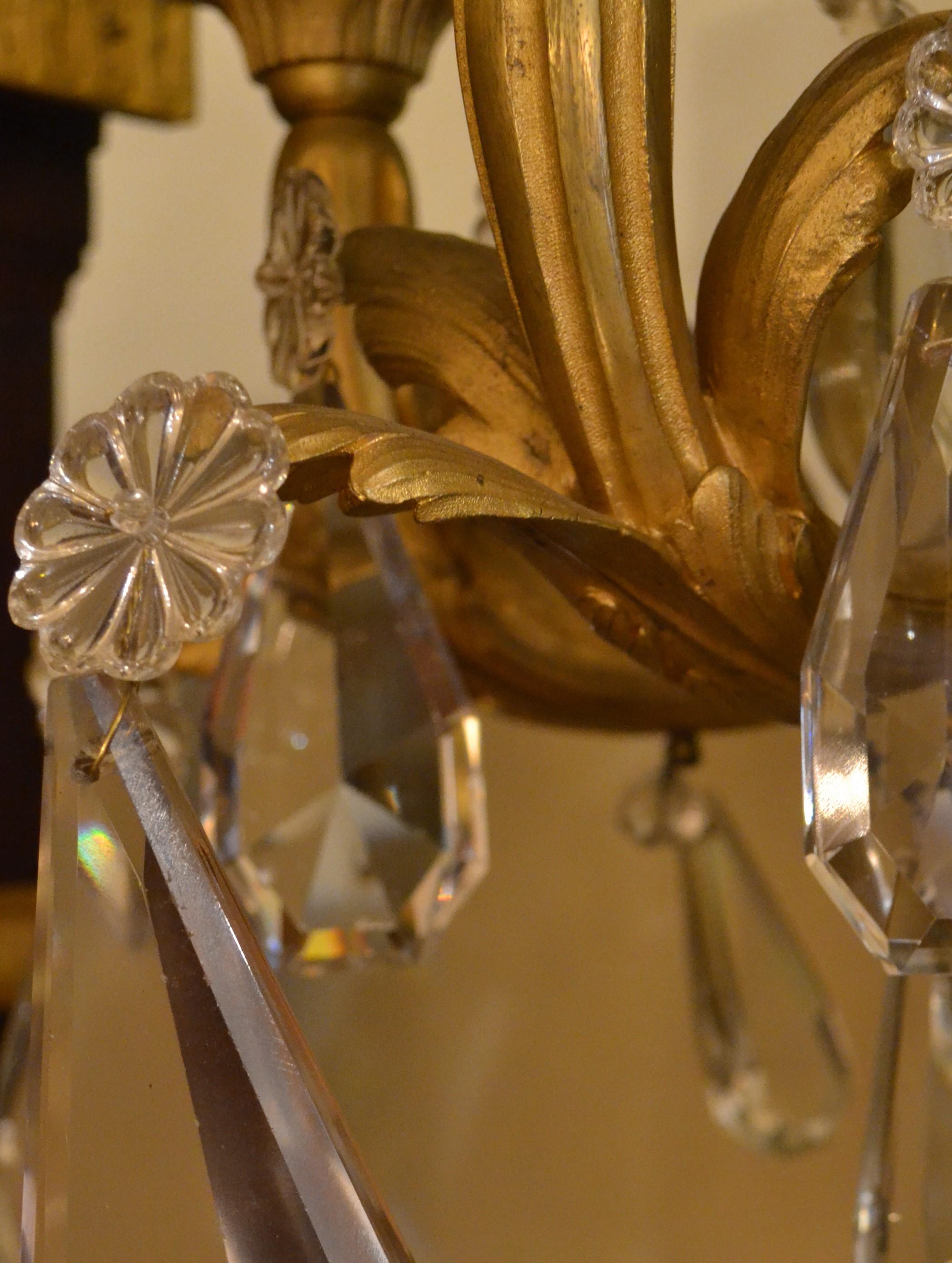 XIXe siècle Paire d'appliques anciennes Louis XVI en cristal de Baccarat et bronze doré en vente