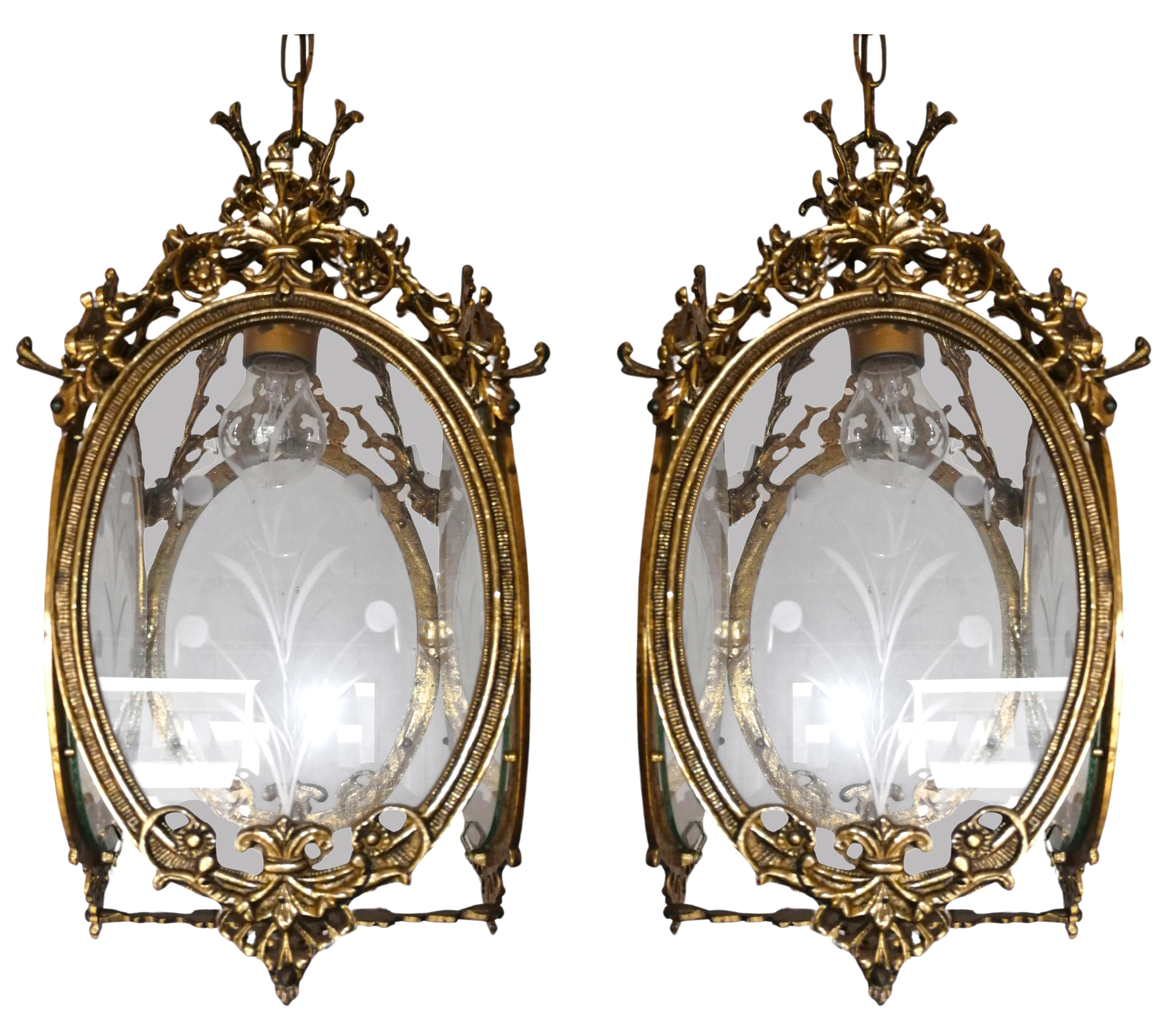 Magnifique paire de lanternes françaises de style Louis XVI. Quatre cadres en bronze moulé et doré avec abat-jour en verre taillé et gravé.
Prix à l'unité.

Dimensions :
