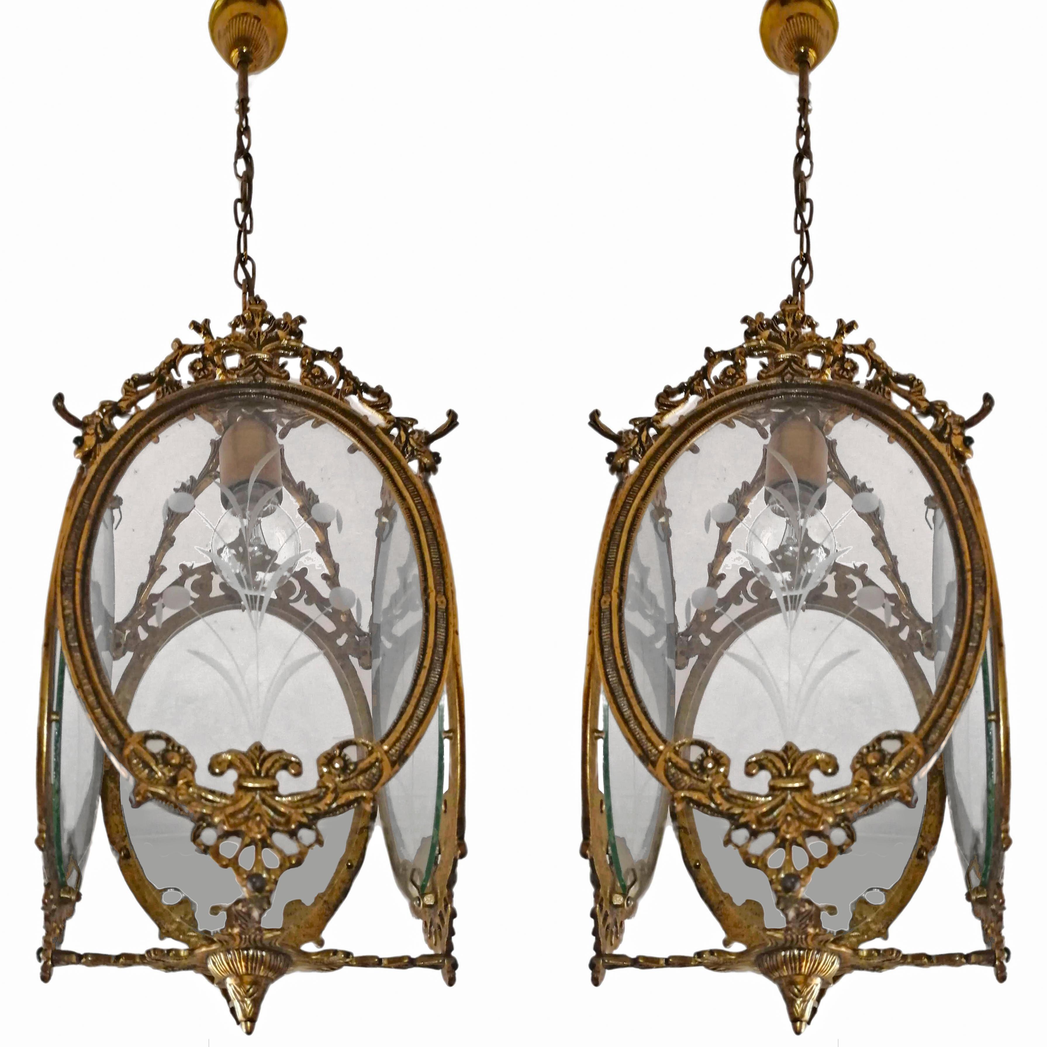 Paar antike französische Laternen-Kronleuchter aus vergoldeter Bronze und geschliffenem Glas im Louis-XVI.-Stil (Gegossen) im Angebot