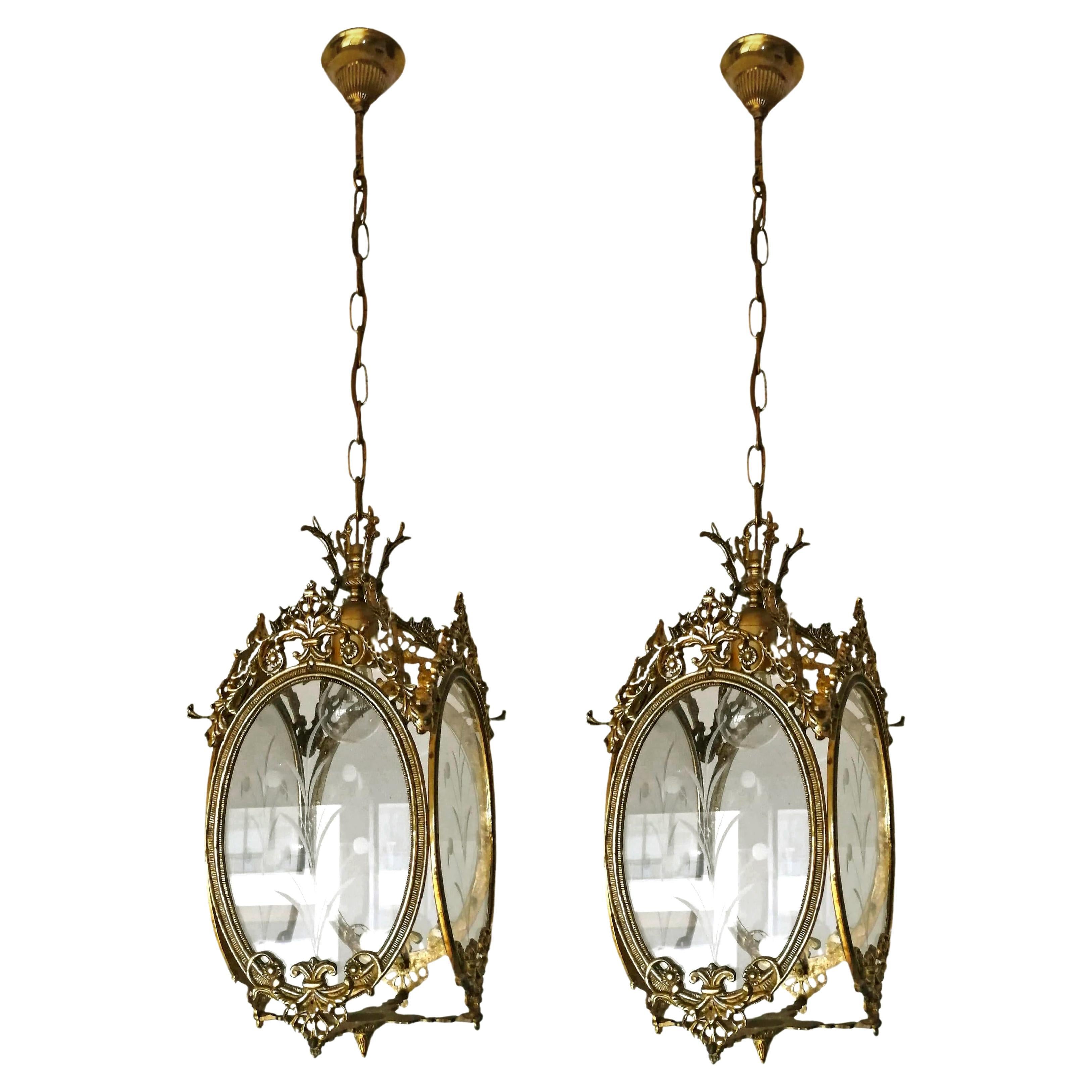 Paar antike französische Laternen-Kronleuchter aus vergoldeter Bronze und geschliffenem Glas im Louis-XVI.-Stil im Angebot 1