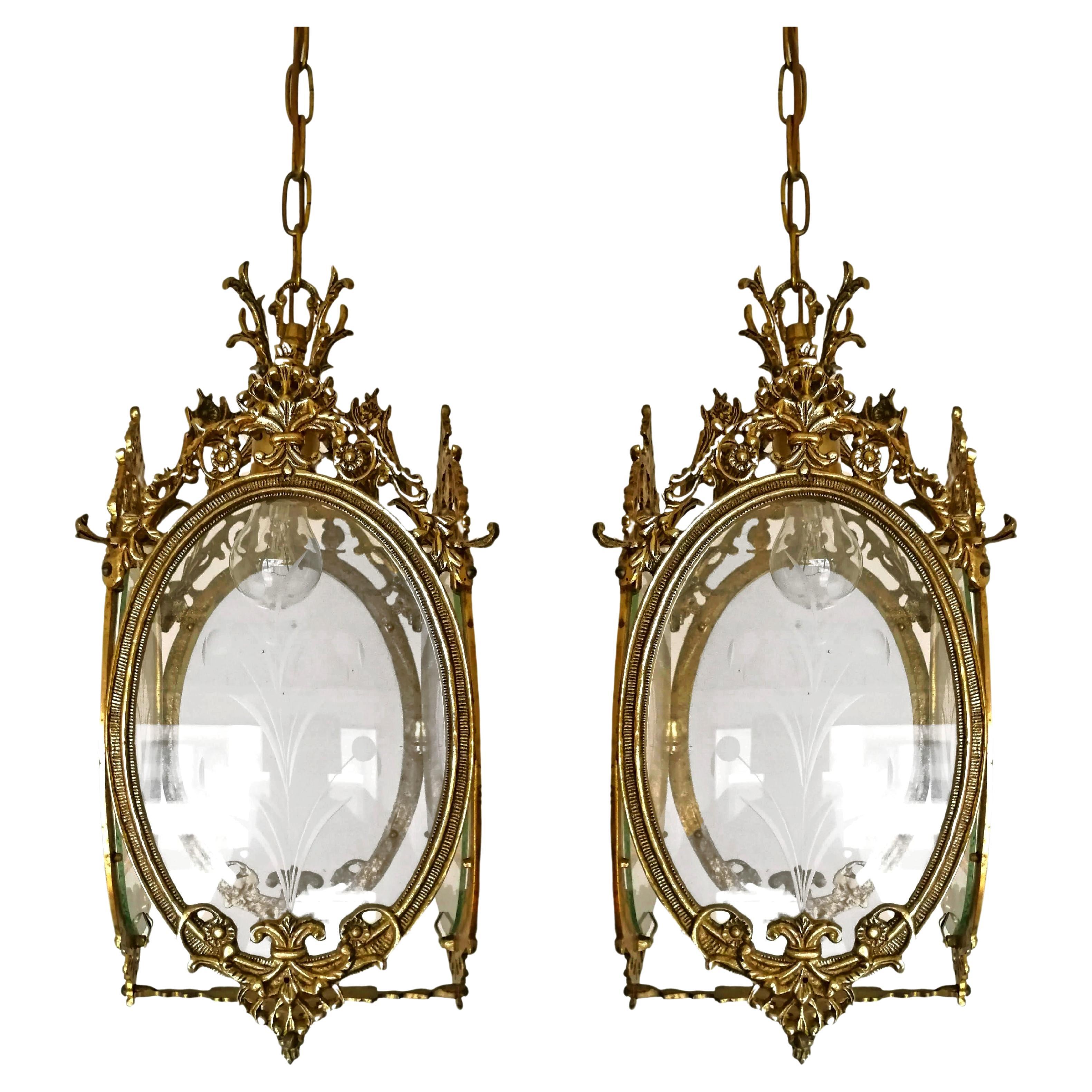 Paar antike französische Laternen-Kronleuchter aus vergoldeter Bronze und geschliffenem Glas im Louis-XVI.-Stil