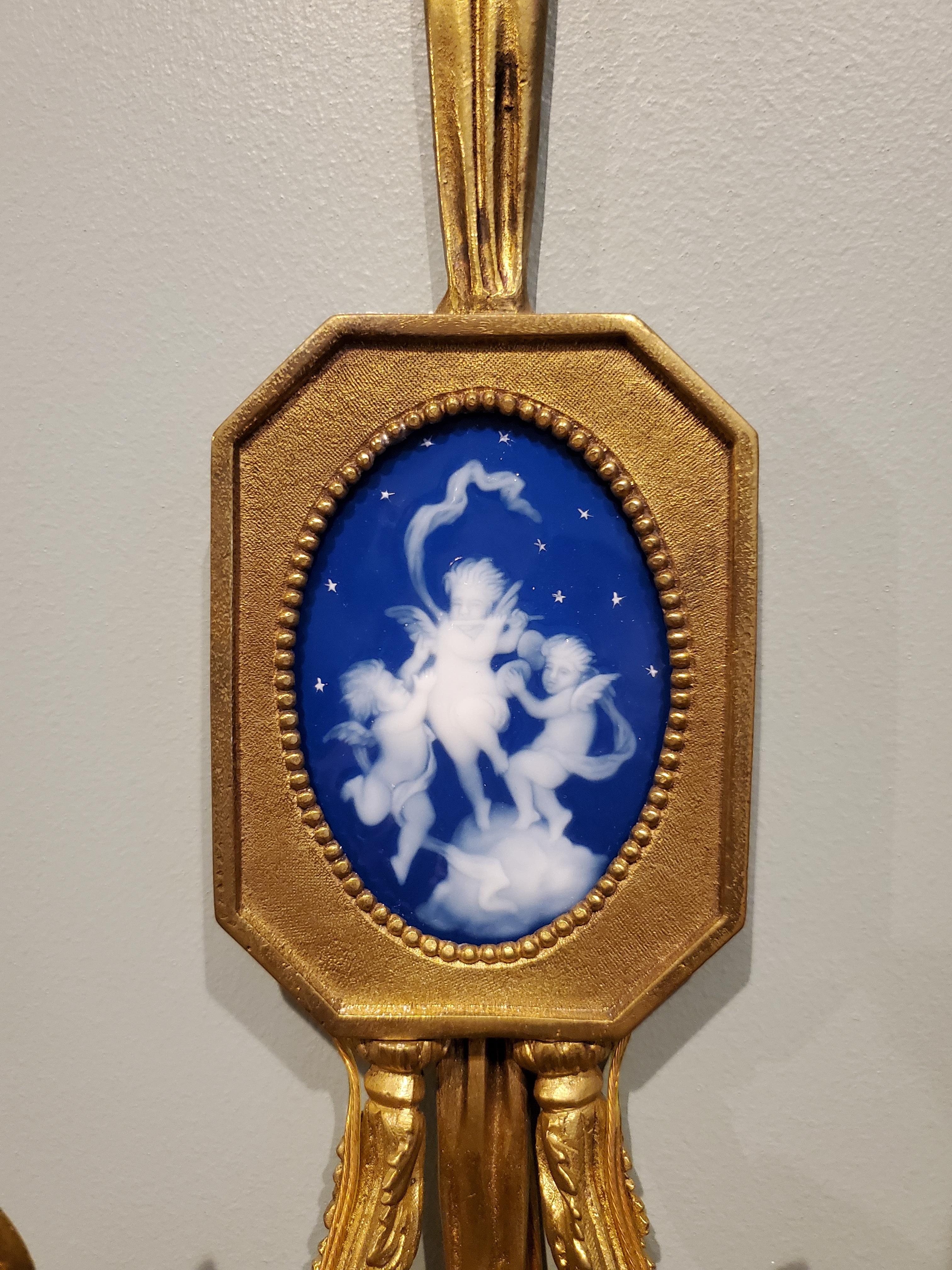 Francese Coppia di antiche lampade da parete Luigi XVI in Ormolu e smalto Pate Sur Pate in vendita