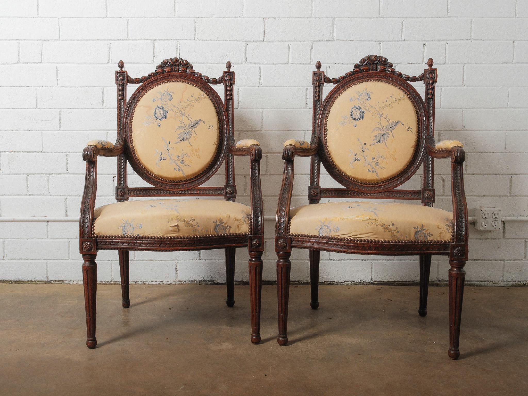 Coppia di antiche poltrone intagliate in stile Luigi XVI con tappezzeria floreale In condizioni buone in vendita a High Point, NC