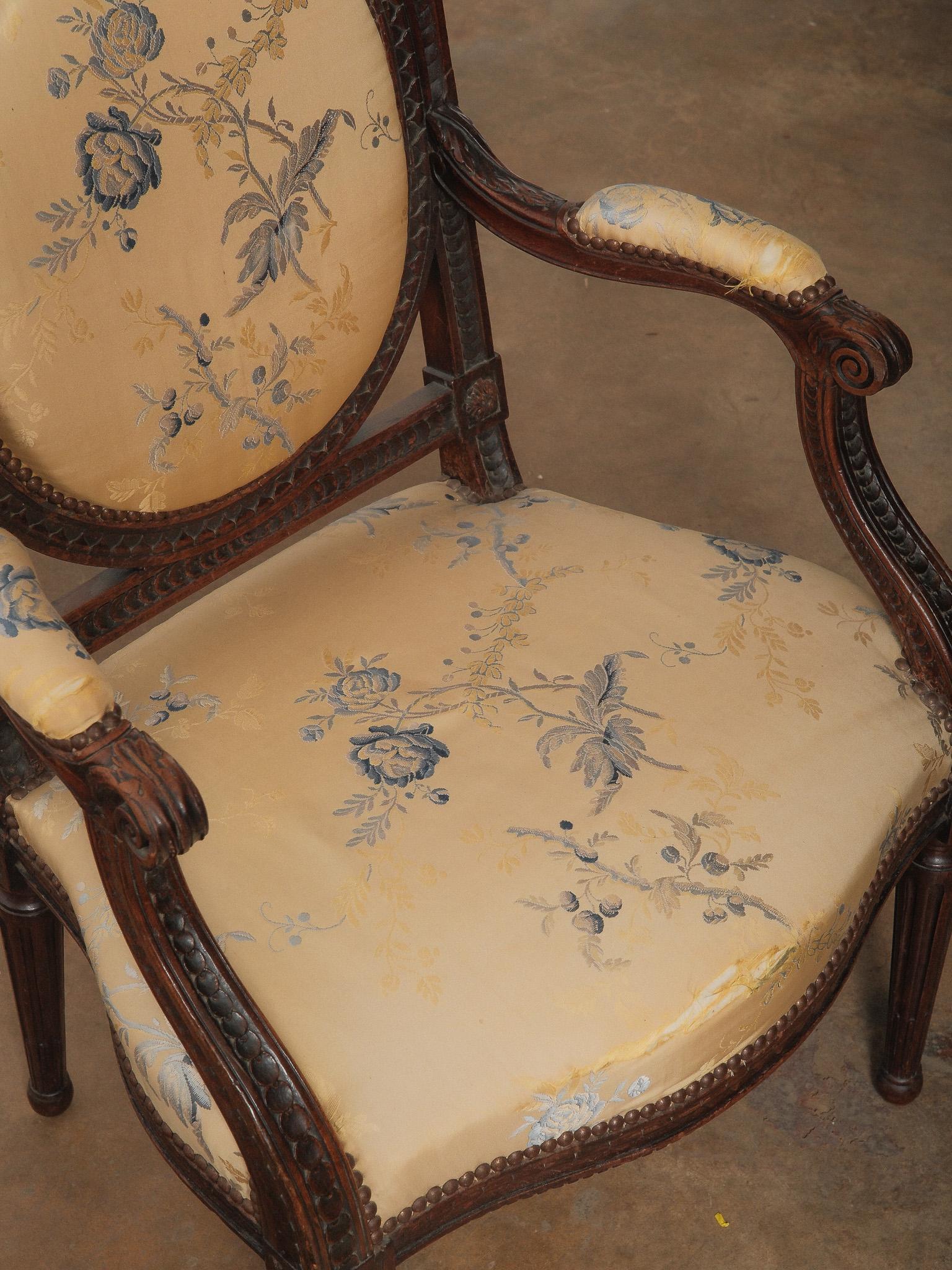 XIX secolo Coppia di antiche poltrone intagliate in stile Luigi XVI con tappezzeria floreale in vendita