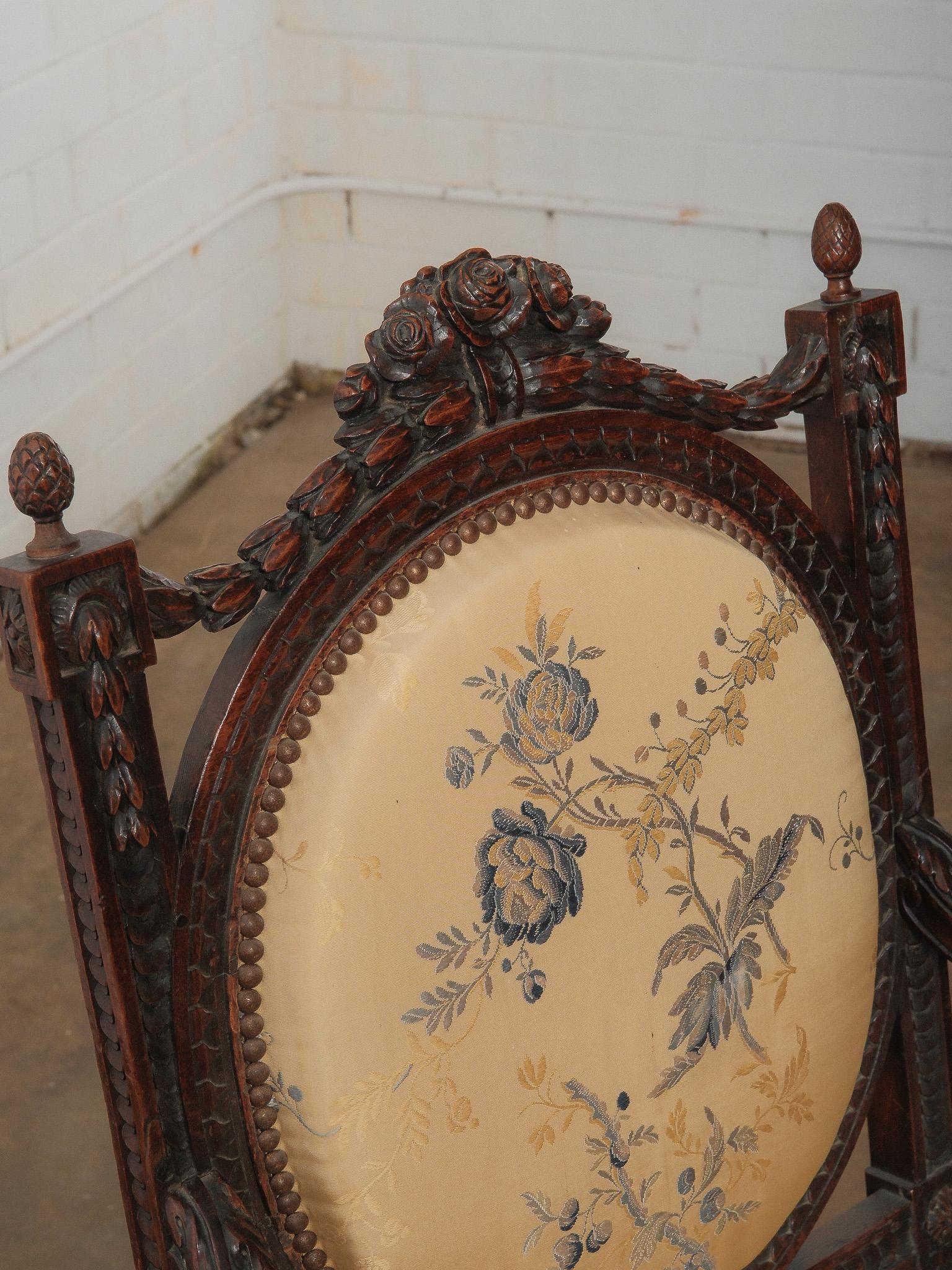 Tappezzeria Coppia di antiche poltrone intagliate in stile Luigi XVI con tappezzeria floreale in vendita