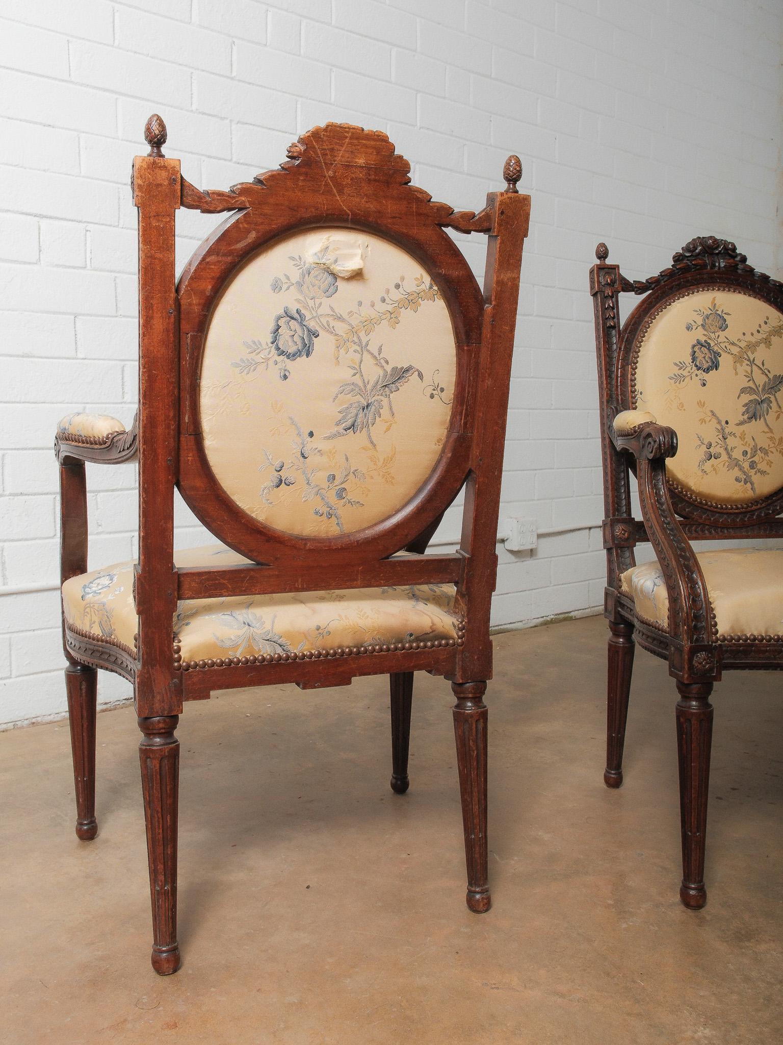 Coppia di antiche poltrone intagliate in stile Luigi XVI con tappezzeria floreale in vendita 1