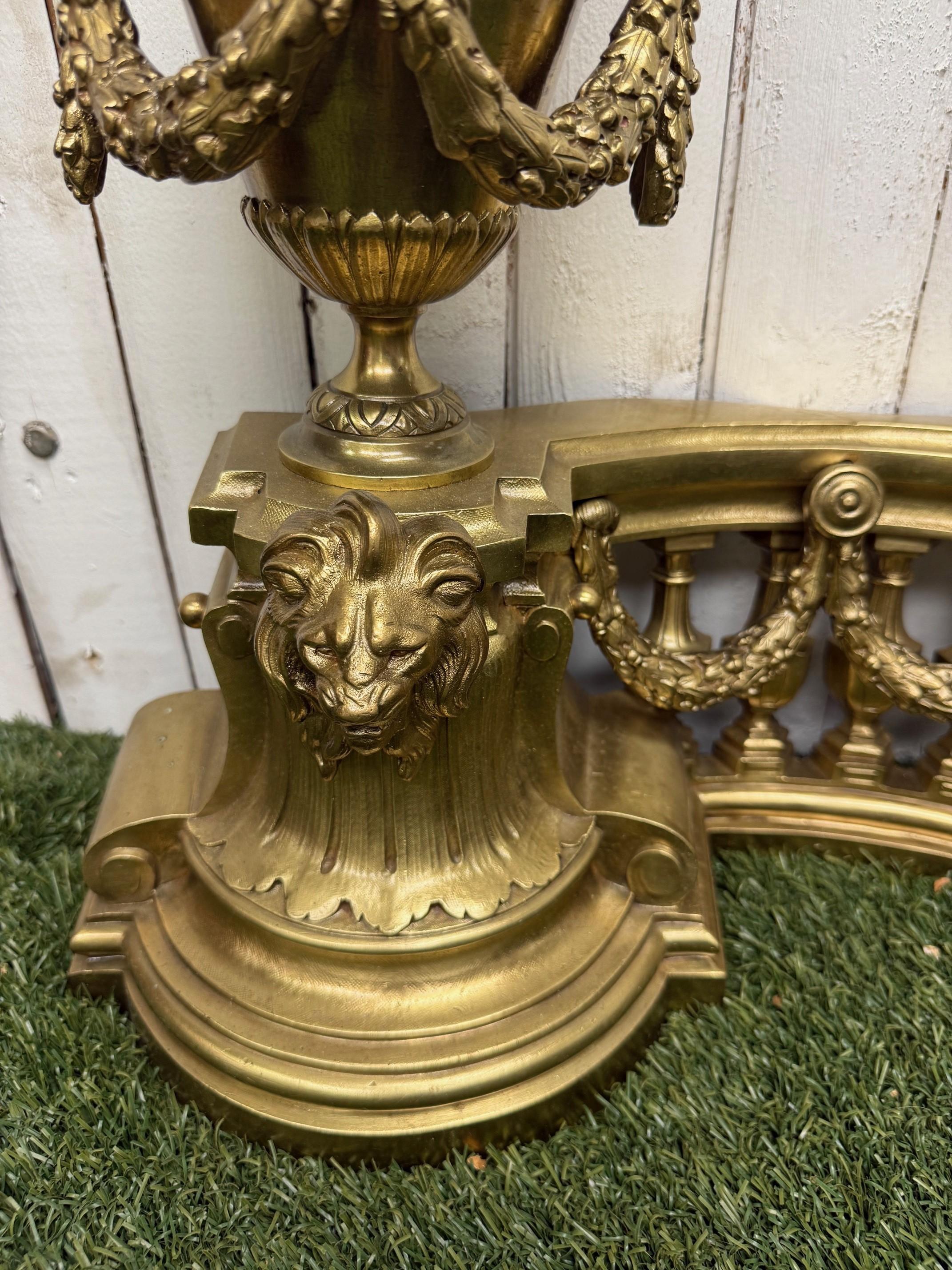 Coppia di Chenet, focolari o androni in bronzo dorato francese in stile Luigi XVI in vendita 4