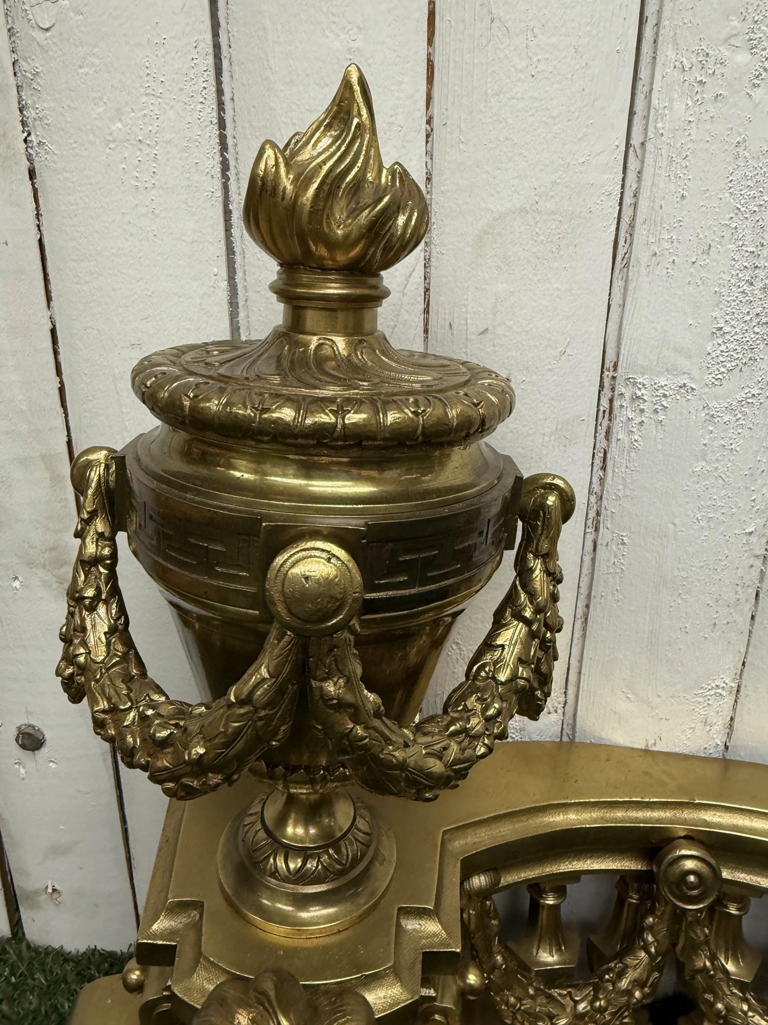 Coppia di Chenet, focolari o androni in bronzo dorato francese in stile Luigi XVI in vendita 5