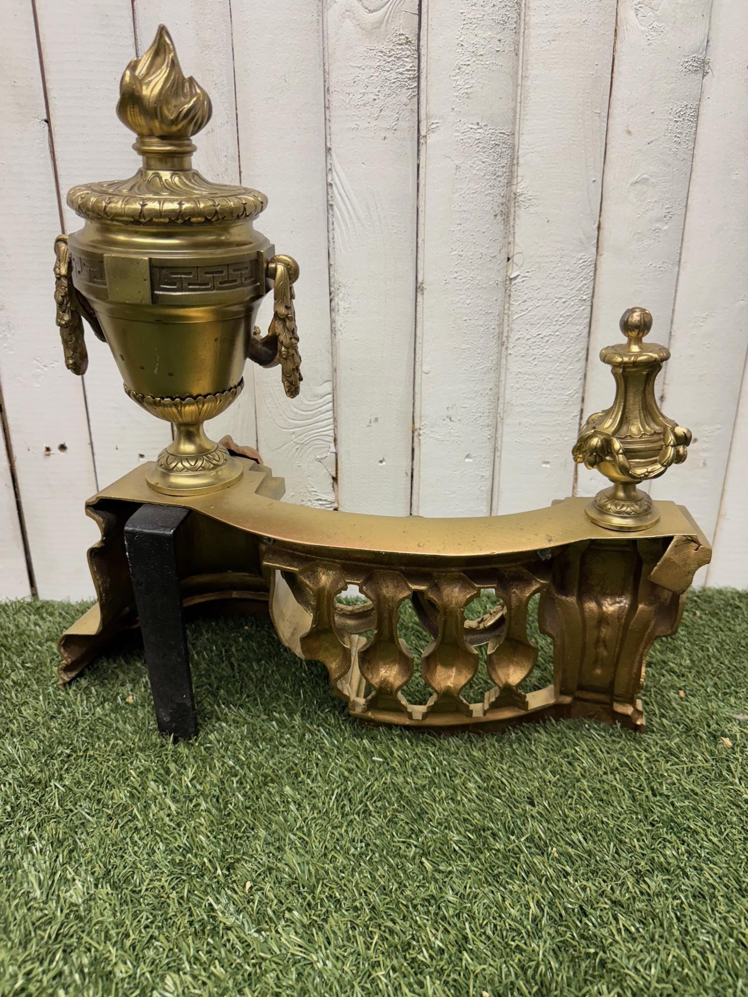 Coppia di Chenet, focolari o androni in bronzo dorato francese in stile Luigi XVI in vendita 6