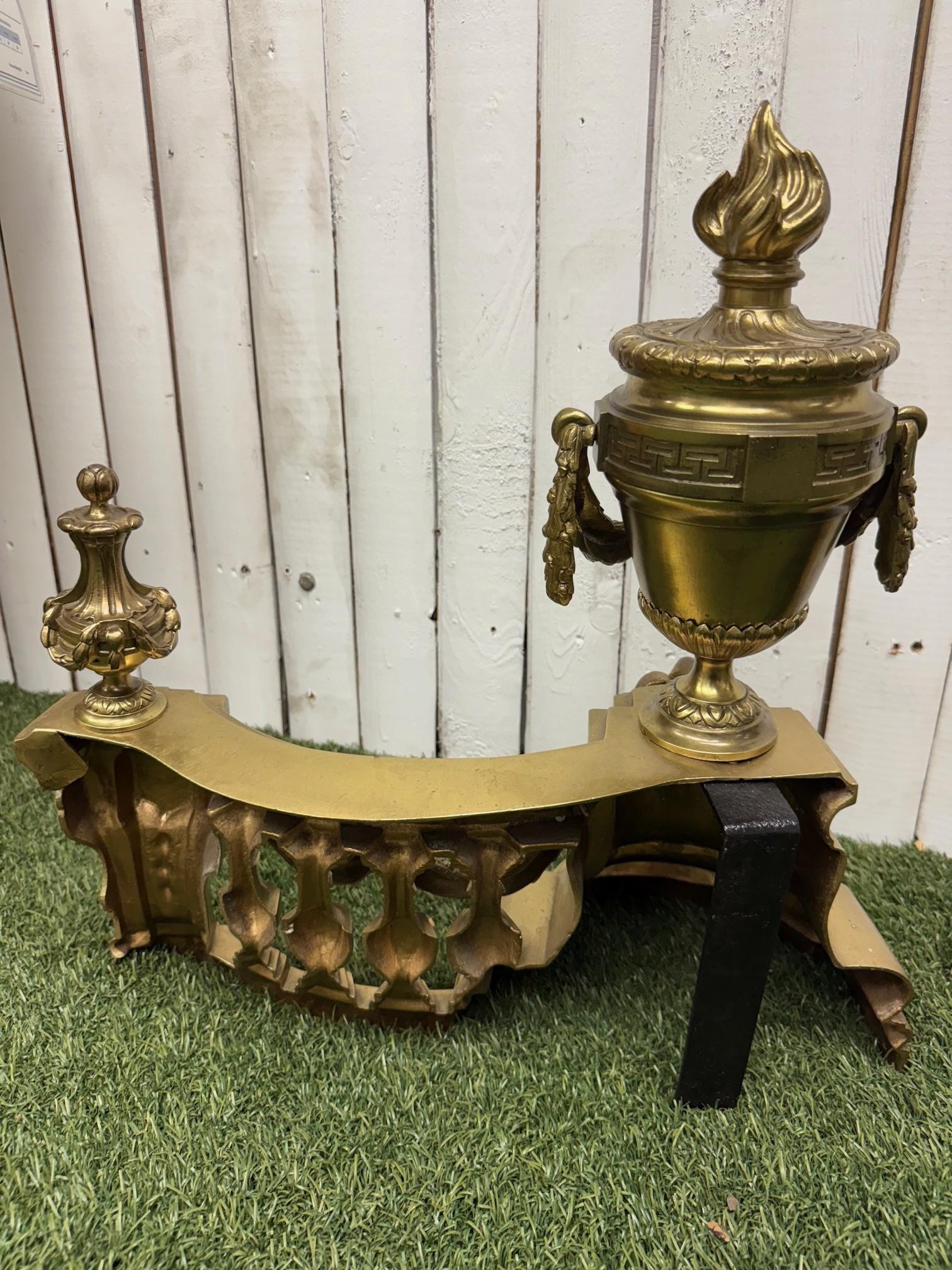 Coppia di Chenet, focolari o androni in bronzo dorato francese in stile Luigi XVI in vendita 7