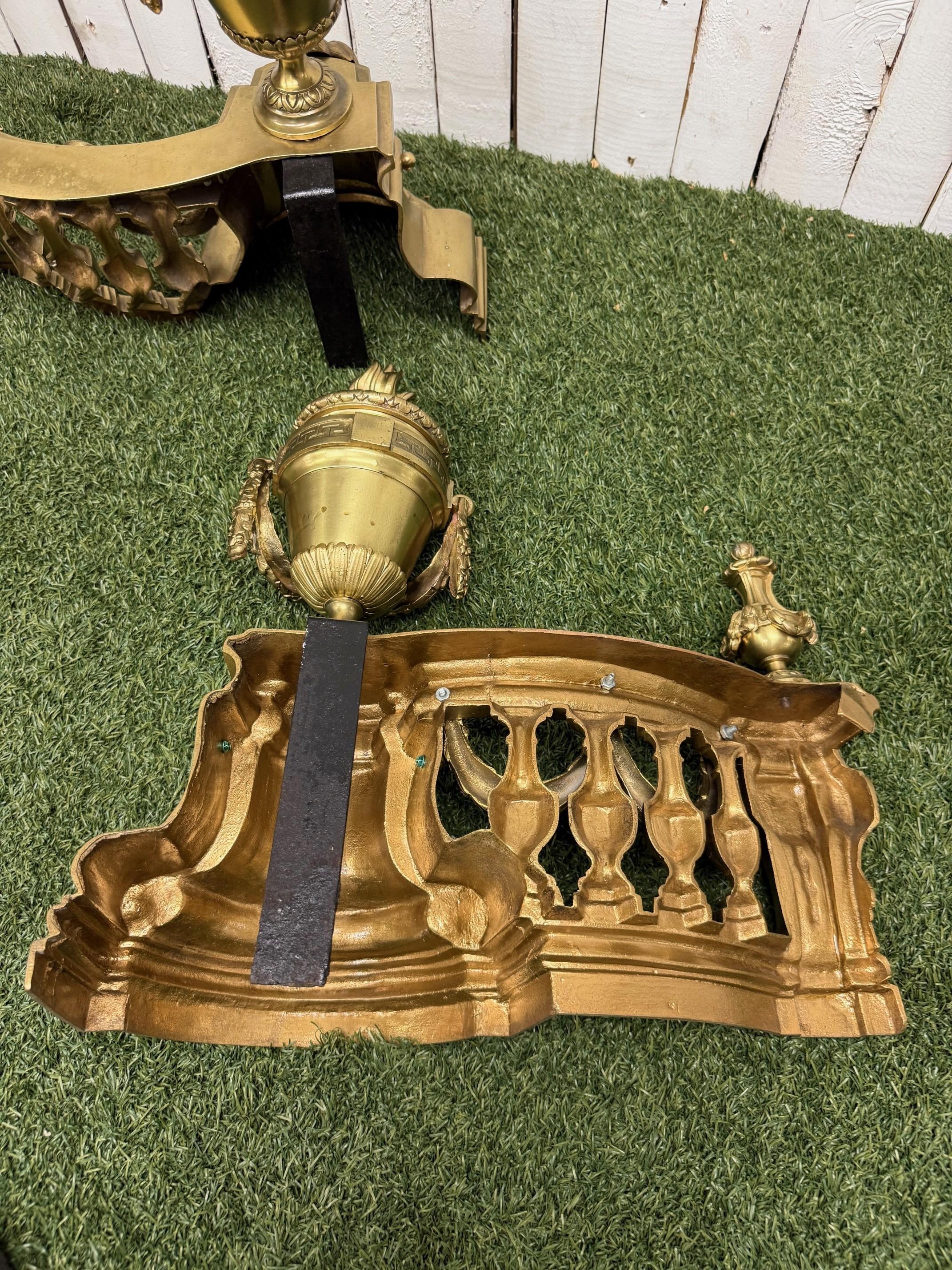 Coppia di Chenet, focolari o androni in bronzo dorato francese in stile Luigi XVI in vendita 8