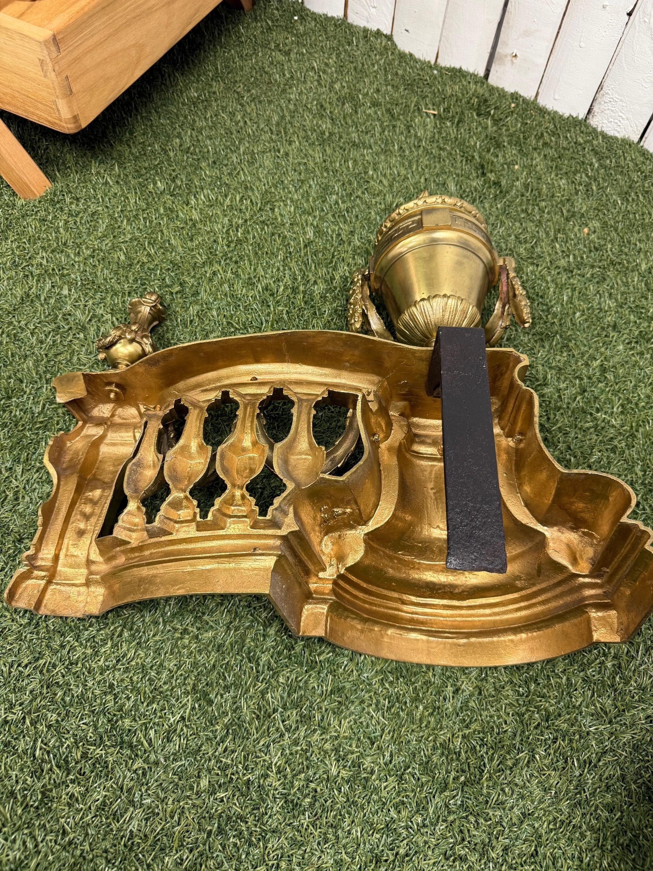 Coppia di Chenet, focolari o androni in bronzo dorato francese in stile Luigi XVI in vendita 9