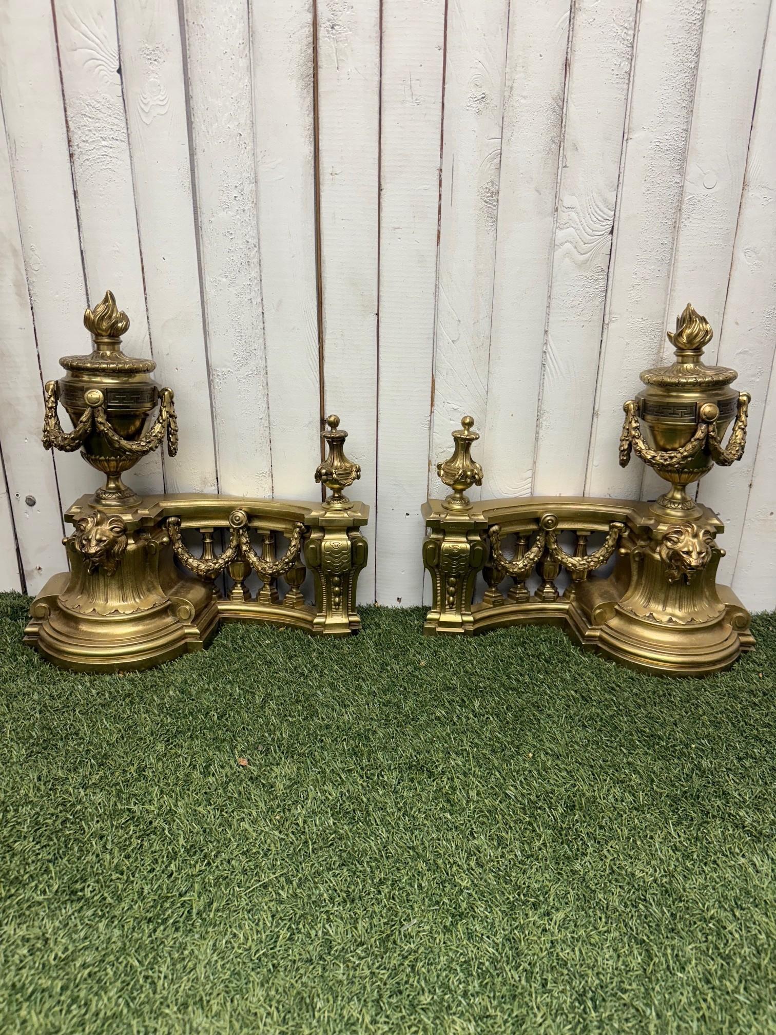 Questa elegante coppia di Chenet, noti anche come andirons o firedogs, sono stati fusi in stile Luigi XVI. Caratterizzati da motivi in stile neoclassico, sono pezzi eleganti realizzati per una casa di lusso e saranno splendidi accanto a un grande