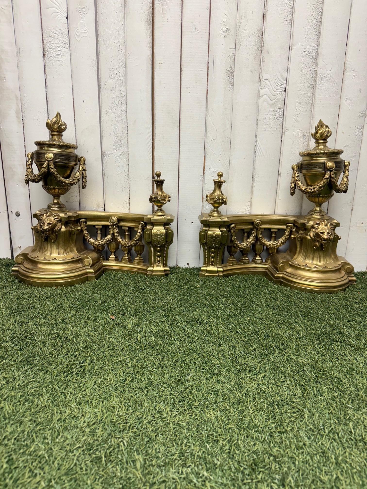 Francese Coppia di Chenet, focolari o androni in bronzo dorato francese in stile Luigi XVI in vendita