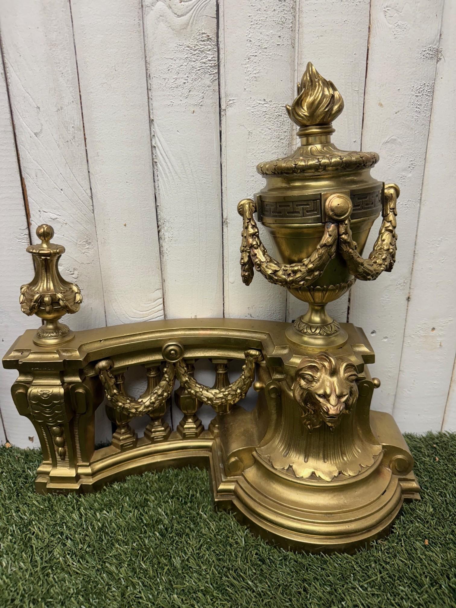 Coppia di Chenet, focolari o androni in bronzo dorato francese in stile Luigi XVI In condizioni buone in vendita a Stamford, CT