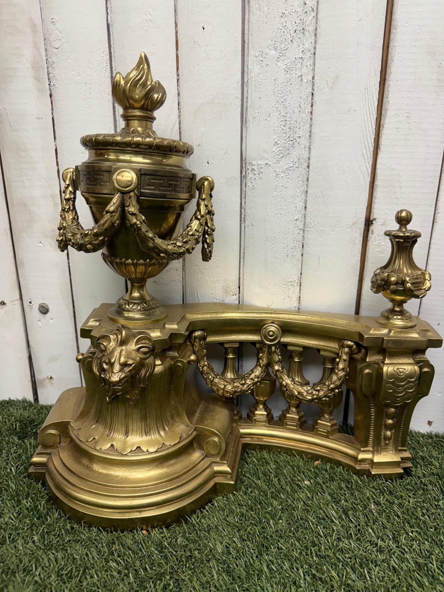 XIX secolo Coppia di Chenet, focolari o androni in bronzo dorato francese in stile Luigi XVI in vendita