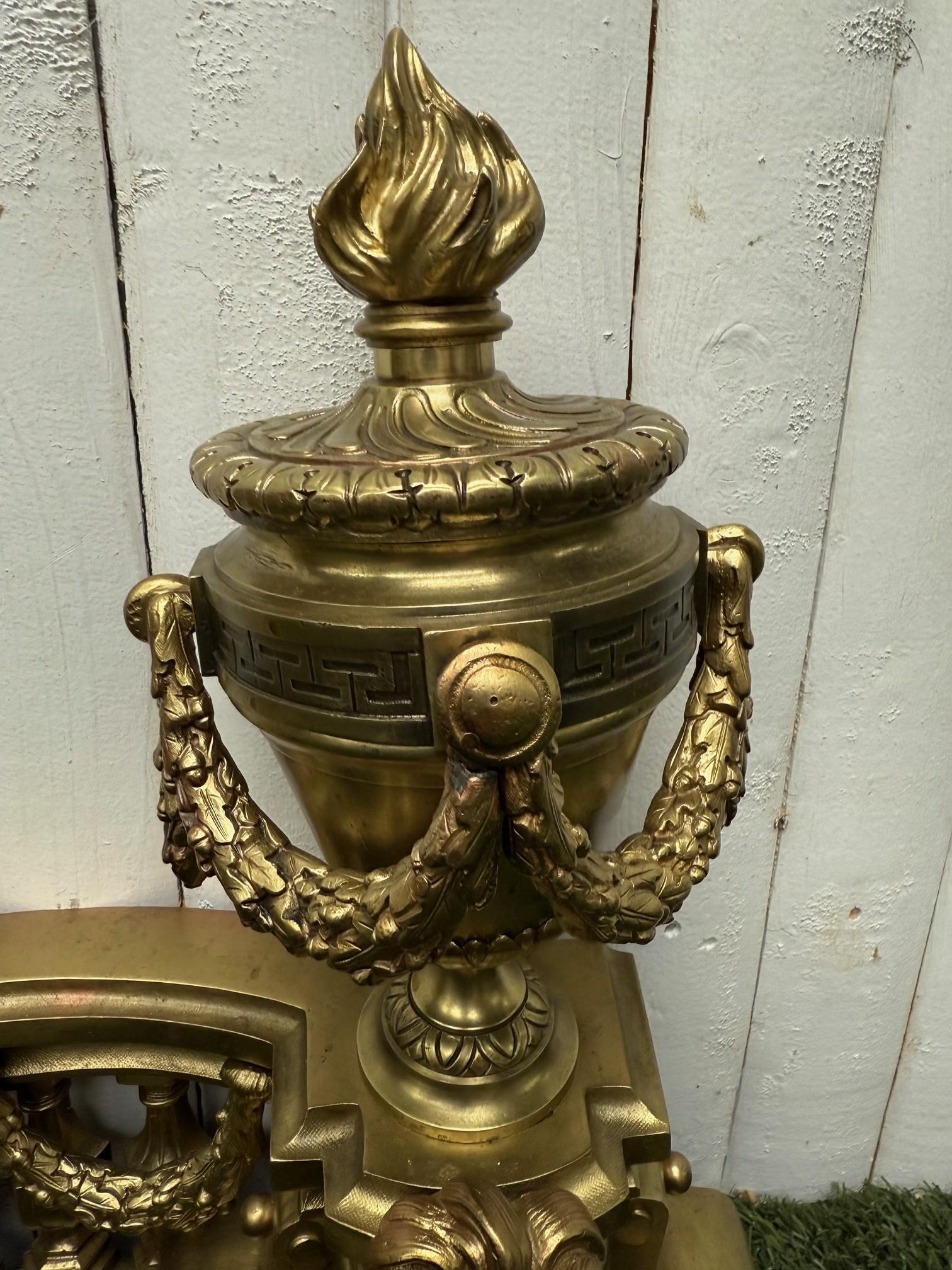 Bronzo Coppia di Chenet, focolari o androni in bronzo dorato francese in stile Luigi XVI in vendita