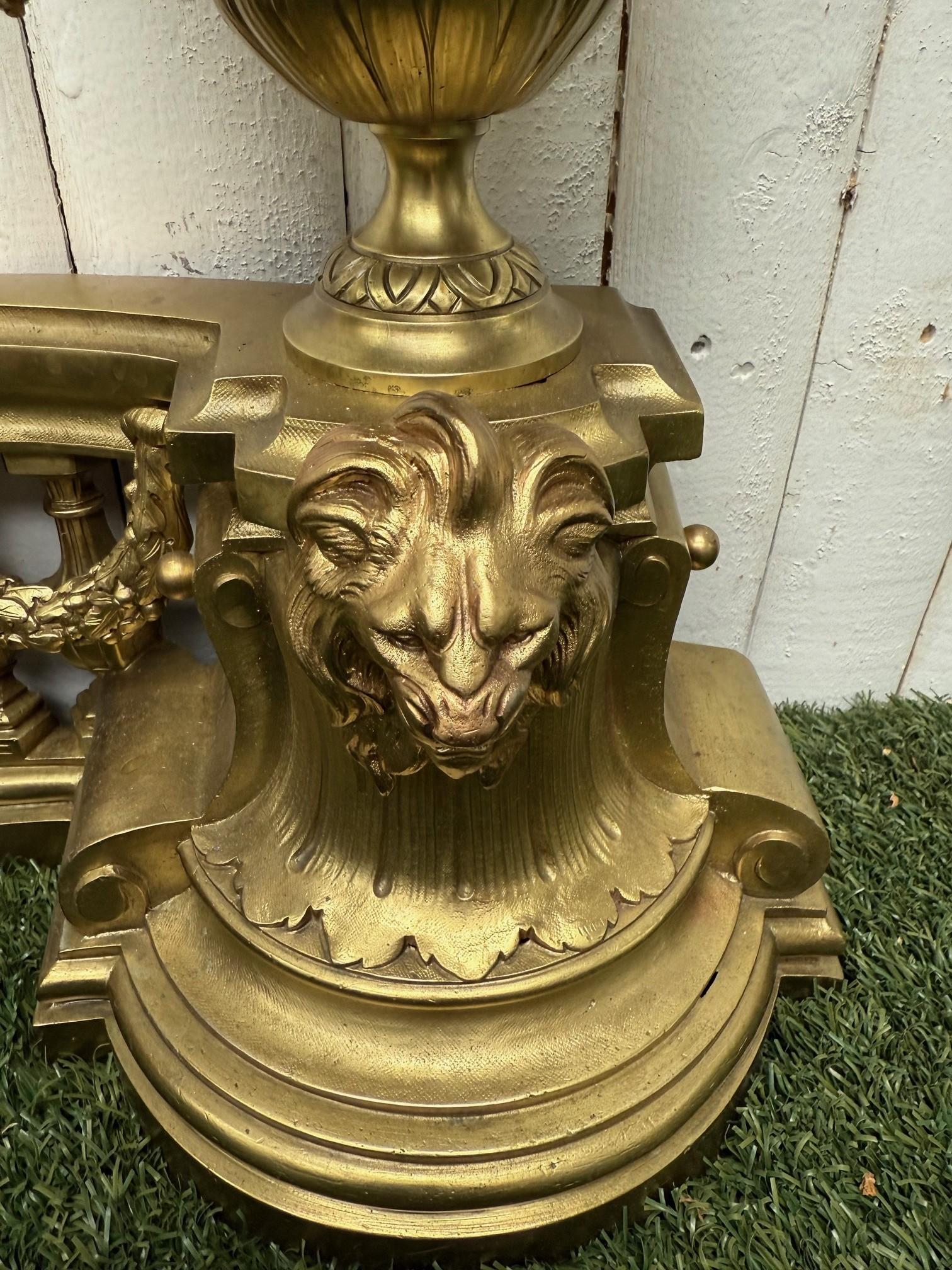 Coppia di Chenet, focolari o androni in bronzo dorato francese in stile Luigi XVI in vendita 1