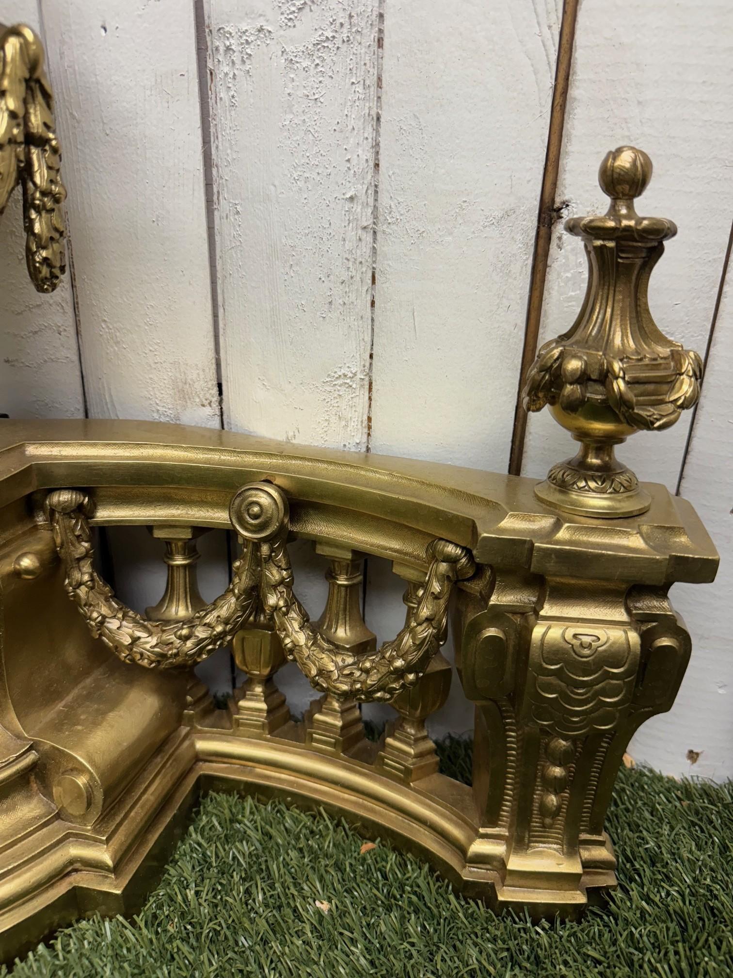 Coppia di Chenet, focolari o androni in bronzo dorato francese in stile Luigi XVI in vendita 3