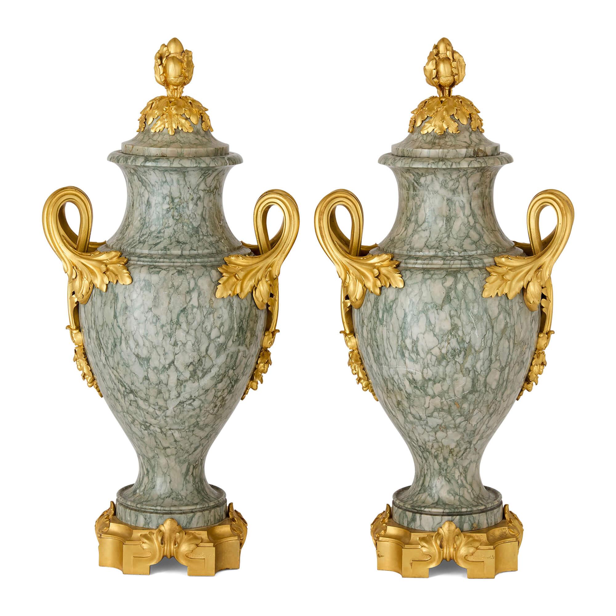 Paire de vases anciens de style Louis XVI en marbre vert et bronze doré 
Français, fin du 19e siècle
Hauteur 50cm, largeur 24cm, profondeur 18cm

Superbe exemple de l'art décoratif français de la fin du XIXe siècle, cette paire de vases en marbre