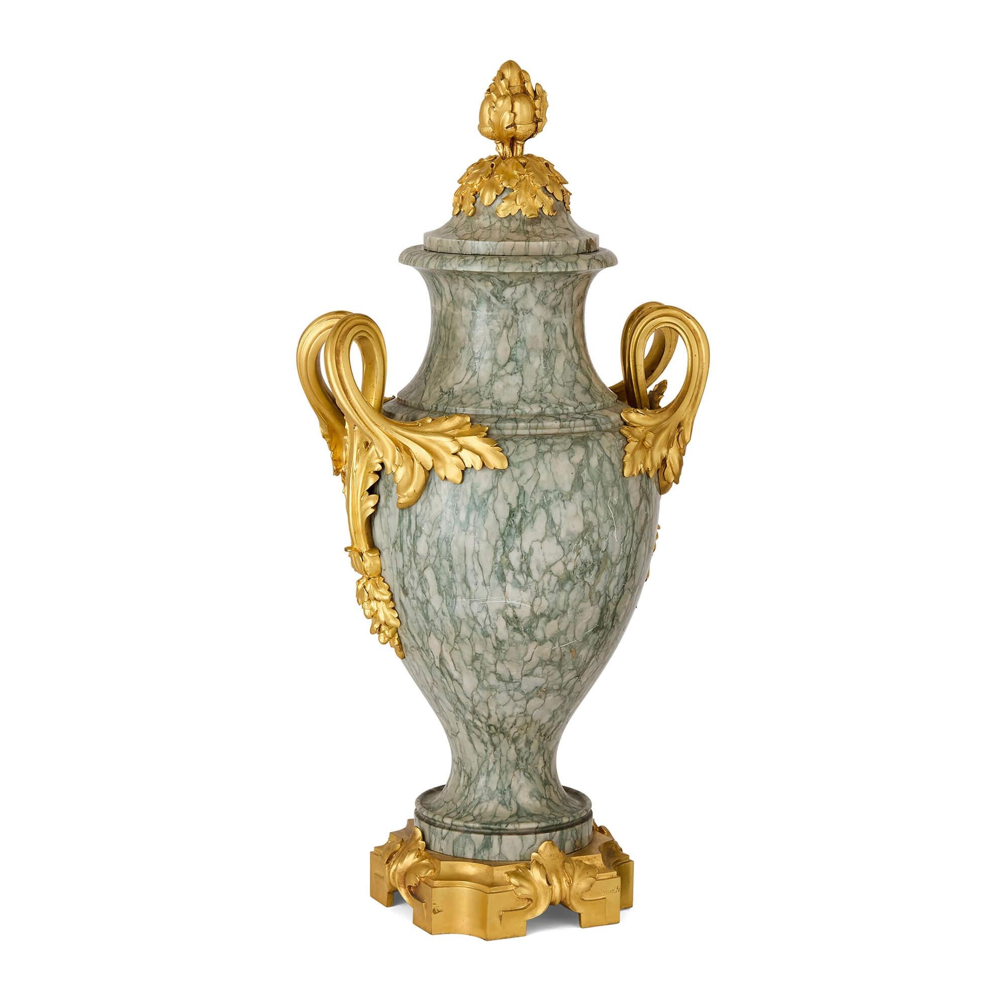 Français Paire de vases anciens de style Louis XVI en marbre vert et bronze doré en vente