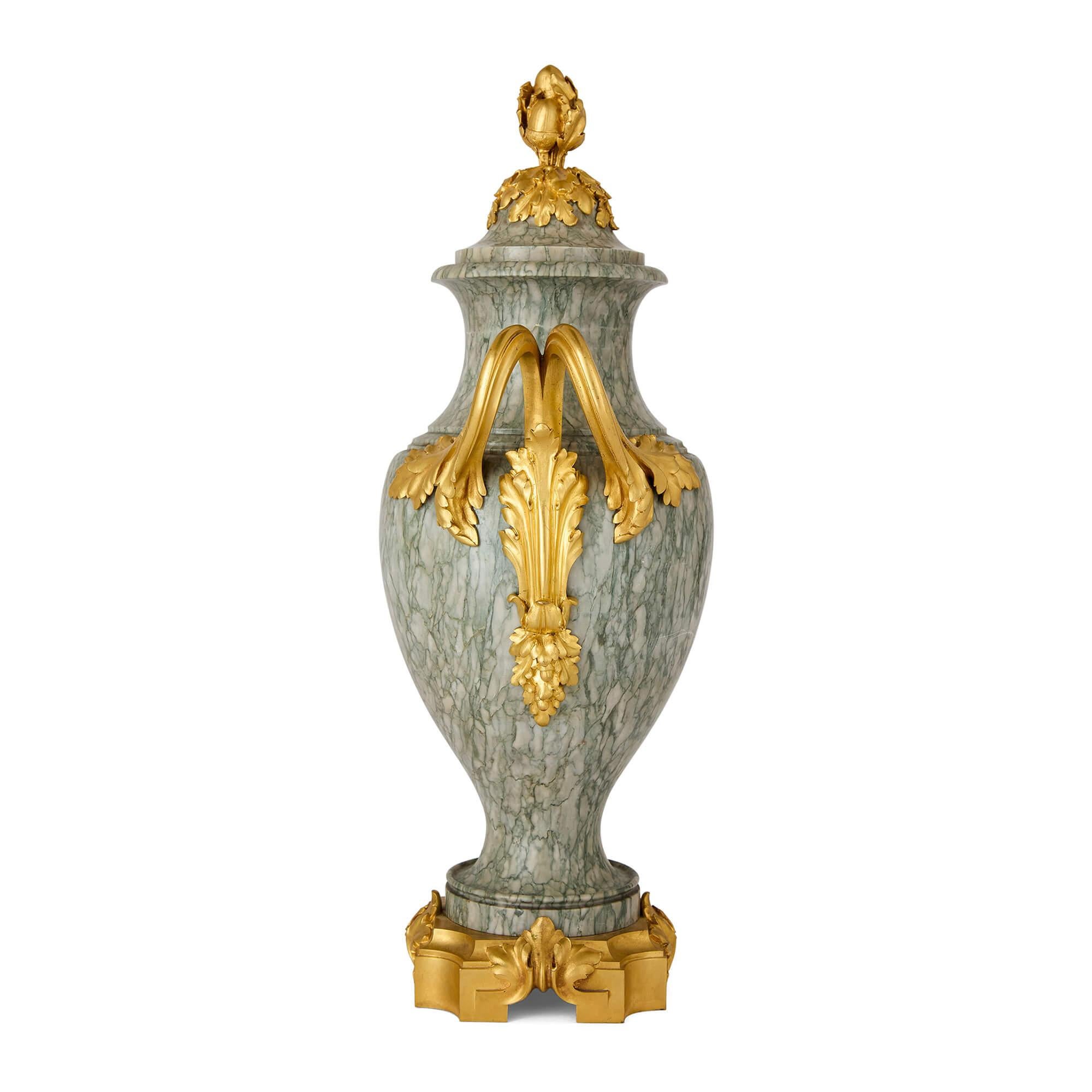 Sculpté Paire de vases anciens de style Louis XVI en marbre vert et bronze doré en vente