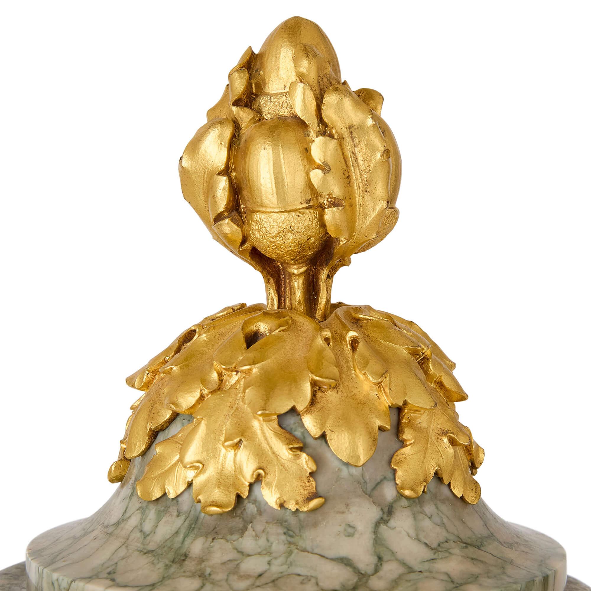 Paire de vases anciens de style Louis XVI en marbre vert et bronze doré Bon état - En vente à London, GB