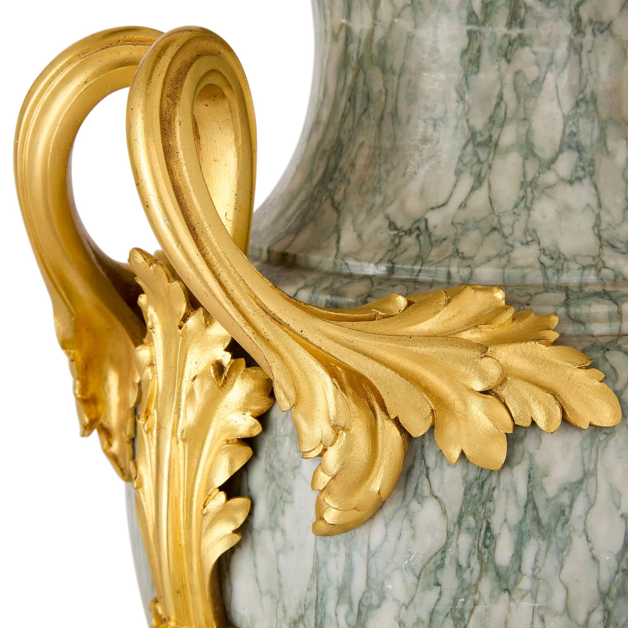 XIXe siècle Paire de vases anciens de style Louis XVI en marbre vert et bronze doré en vente