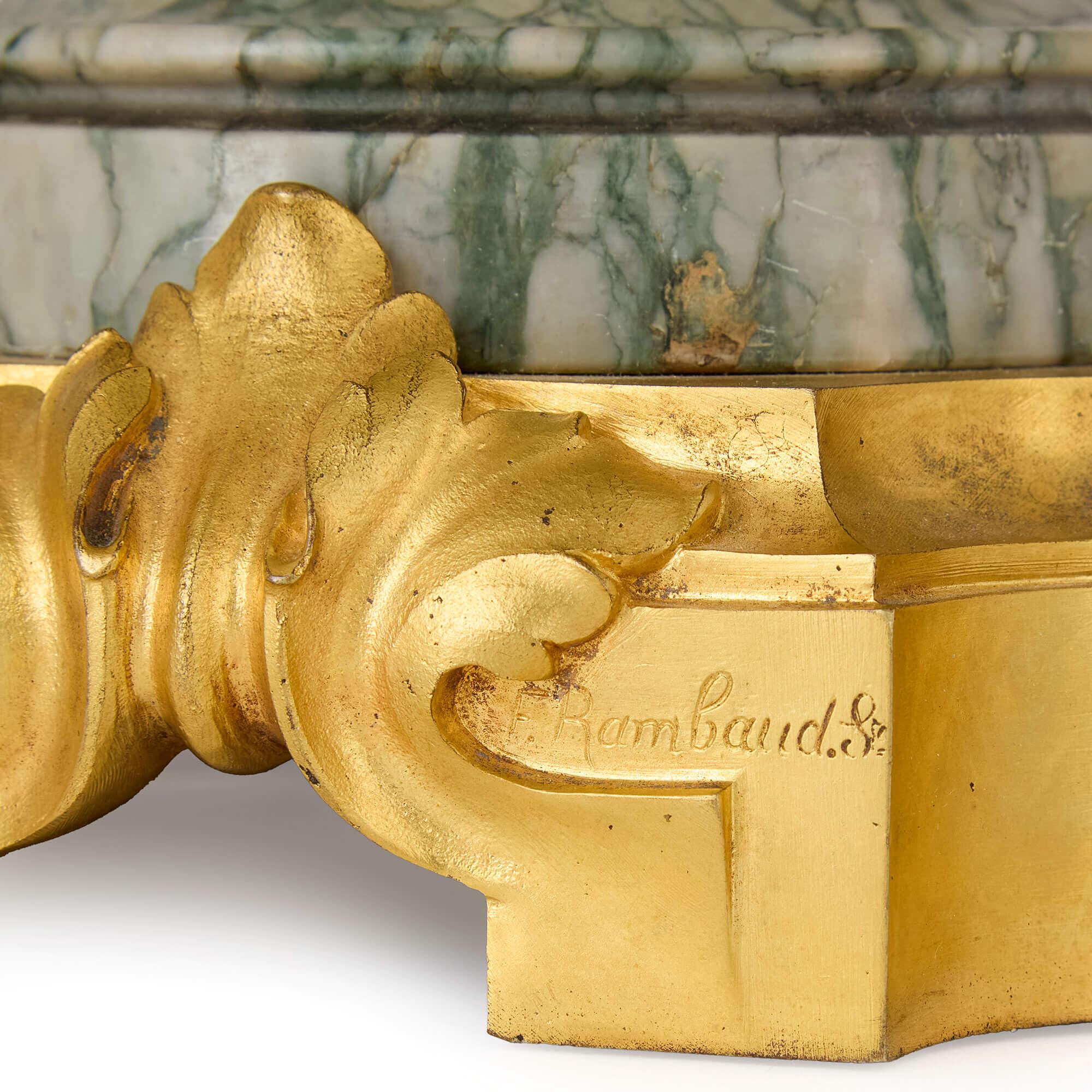 Bronze doré Paire de vases anciens de style Louis XVI en marbre vert et bronze doré en vente