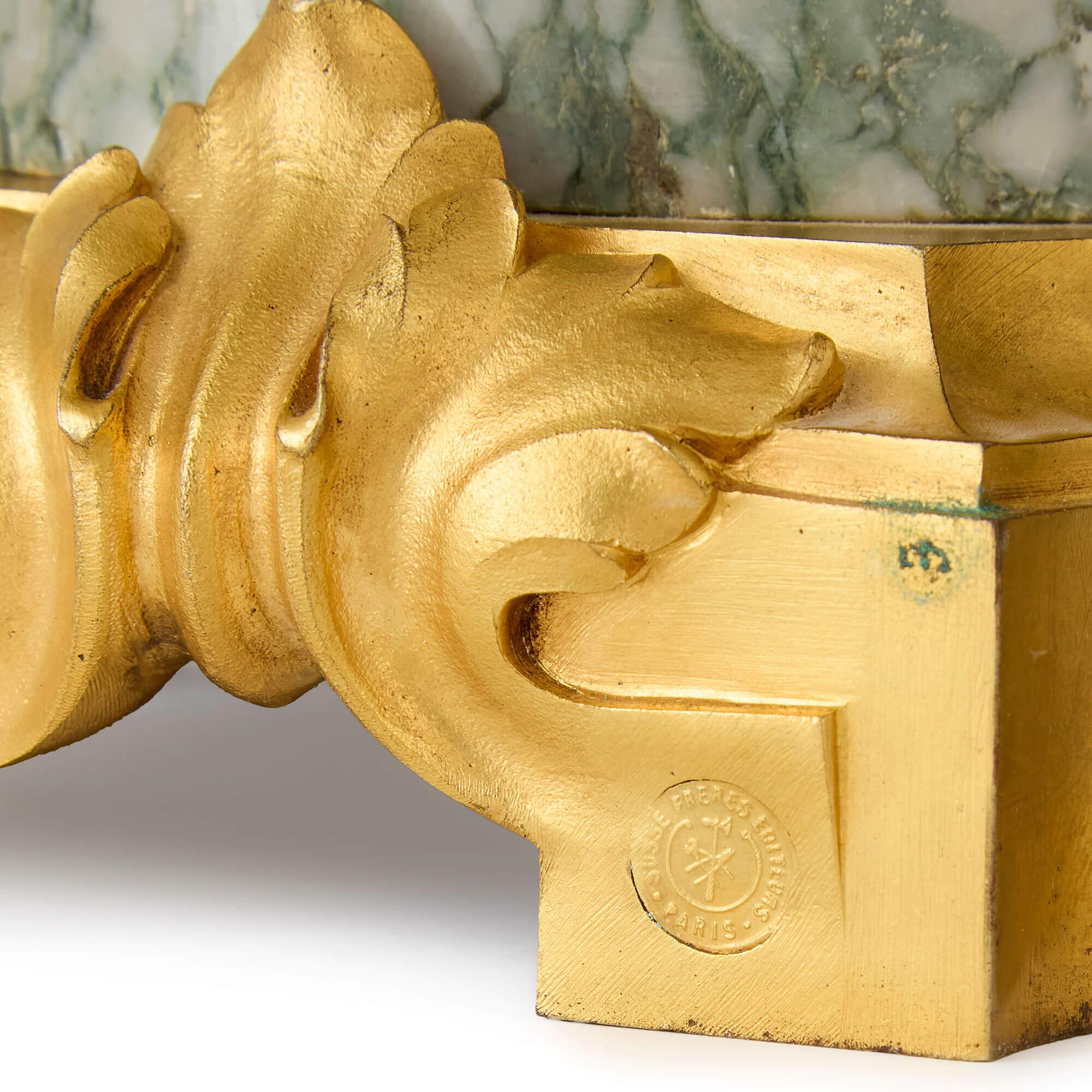 Paire de vases anciens de style Louis XVI en marbre vert et bronze doré en vente 1