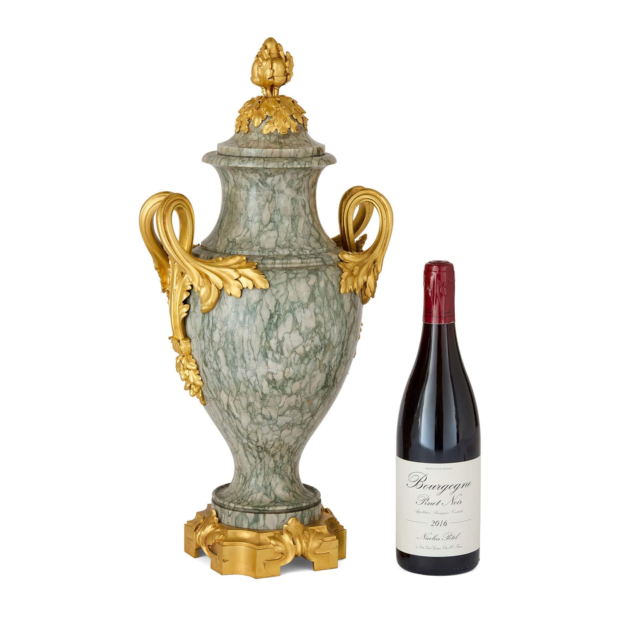 Paire de vases anciens de style Louis XVI en marbre vert et bronze doré en vente 2