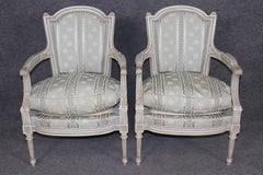 Coppia di antiche poltrone decorate a vernice in stile Luigi XVI della Maison Jansen