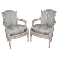 Coppia di antiche poltrone decorate a vernice in stile Luigi XVI della Maison Jansen