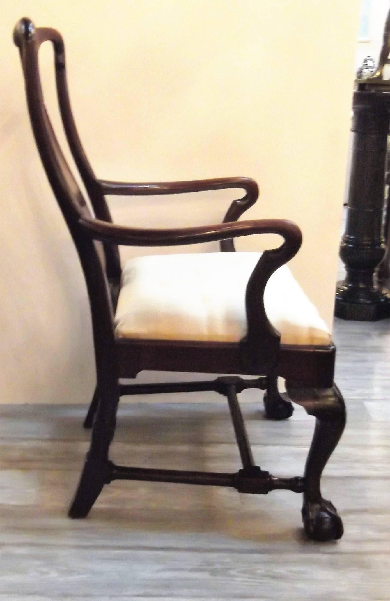 American Colonial Pair of Antique Mahogany Armchairs 19th Century For Sale