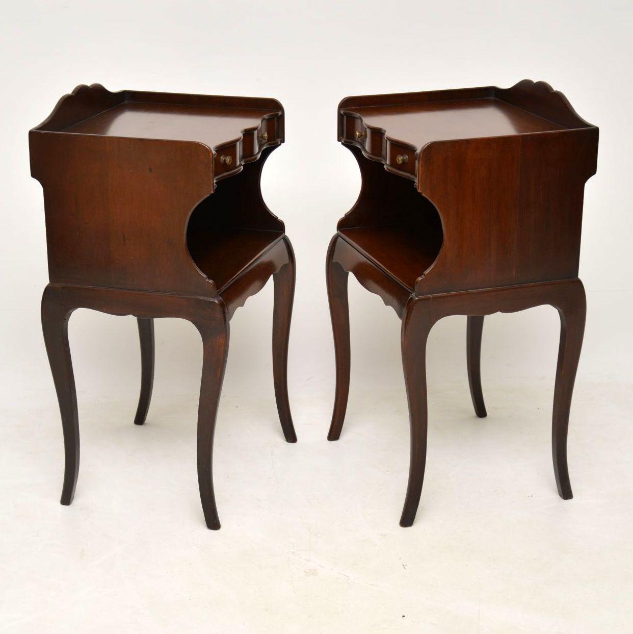 Edwardian Pair of Antique Mahogany Bedside Cabinets / Side Tables