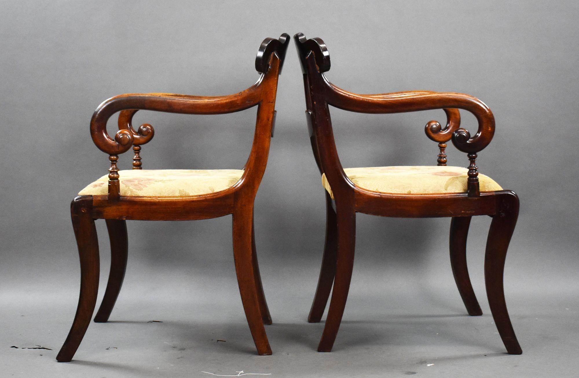 Inglese Pair of Antique Mahogany Carver Chairs in vendita