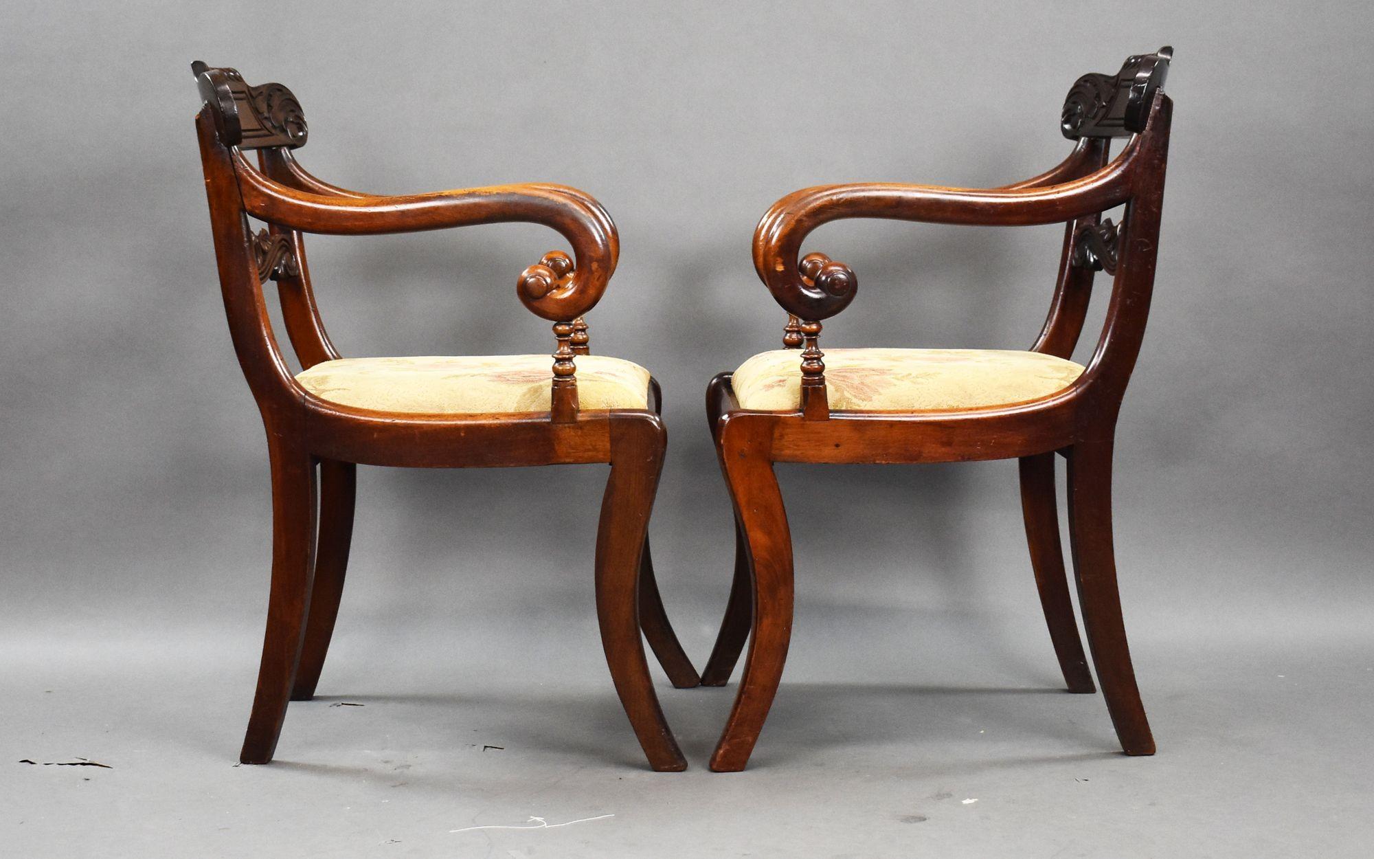 XX secolo Pair of Antique Mahogany Carver Chairs in vendita