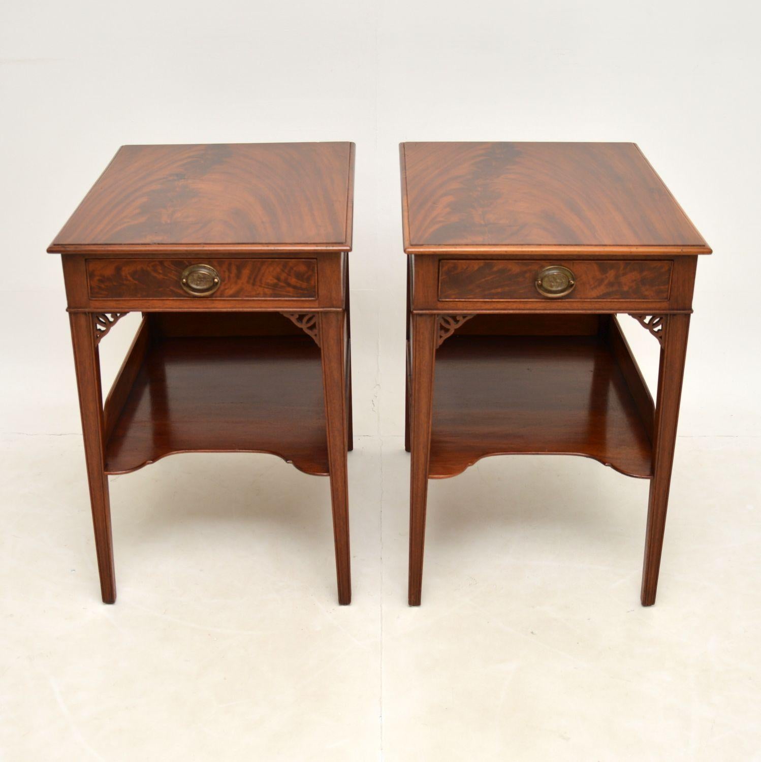 A beautiful and early pair of antique side tables in mahogany. These were made in England, they date from the 1880-1900 period.

The size is very practical, they are slim from side to side and deeper front to back, perfect for use as bedside