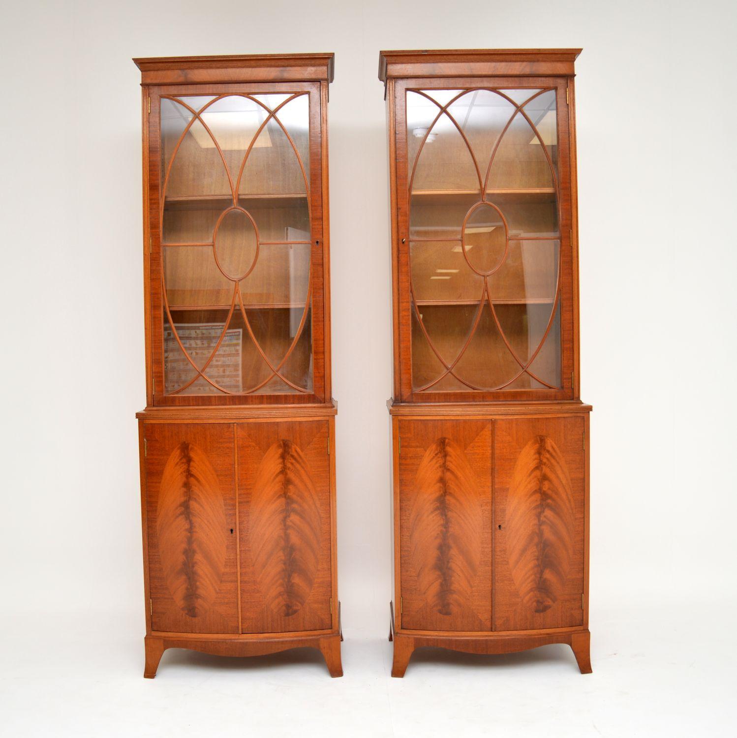 Elegant pair of Sheraton style mahogany two section bookcases with bow fronted base sections and in very good
condition. These were made by Waring & Gillows (the metal label is showing in the images) and I would date them to around the 1950s