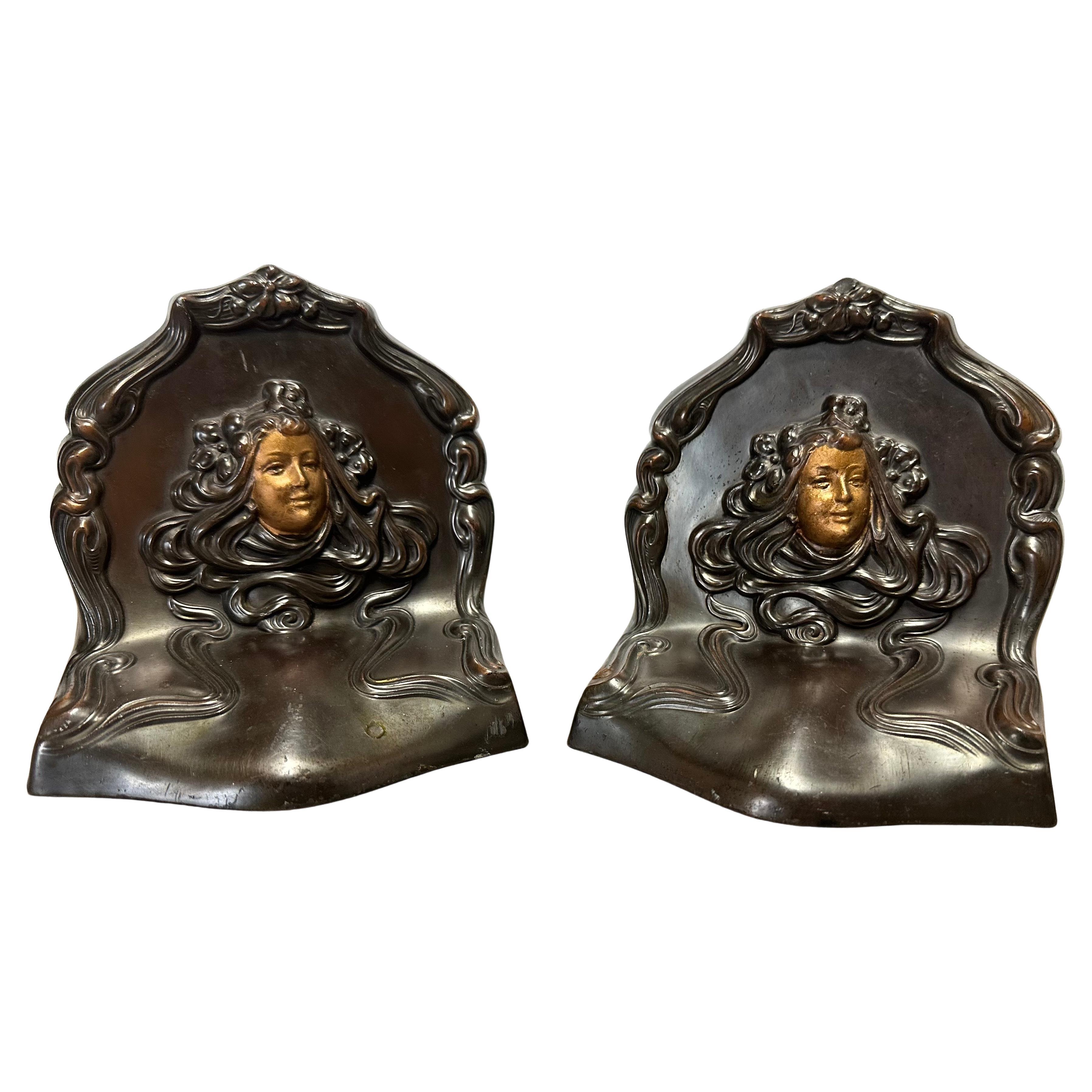 Coppia di fermalibri antichi in stile Art Nouveau "fanciulla" di Alphonse Mucha in vendita