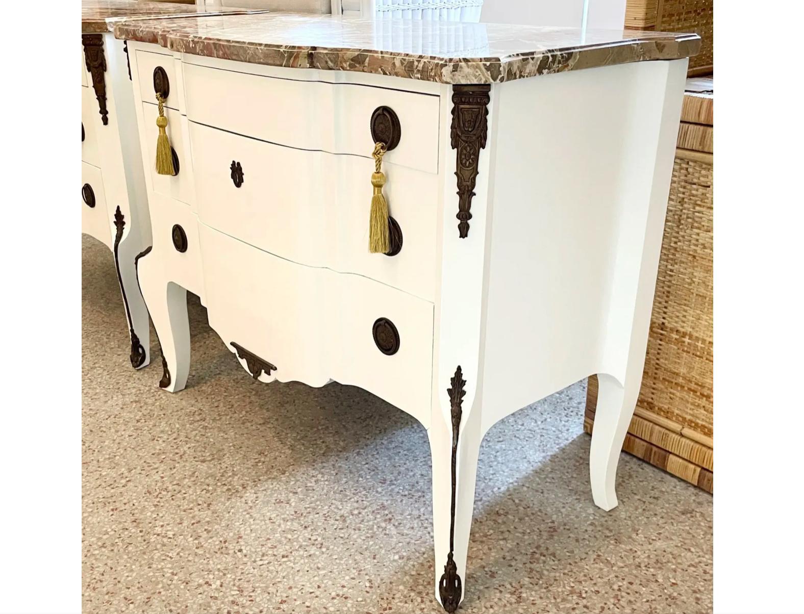 Luigi XVI Coppia di commodes francesi della Maison Jansen con piani originali in marmo in vendita
