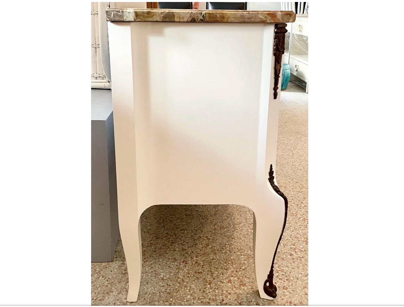 Coppia di commodes francesi della Maison Jansen con piani originali in marmo In condizioni buone in vendita a LOS ANGELES, CA